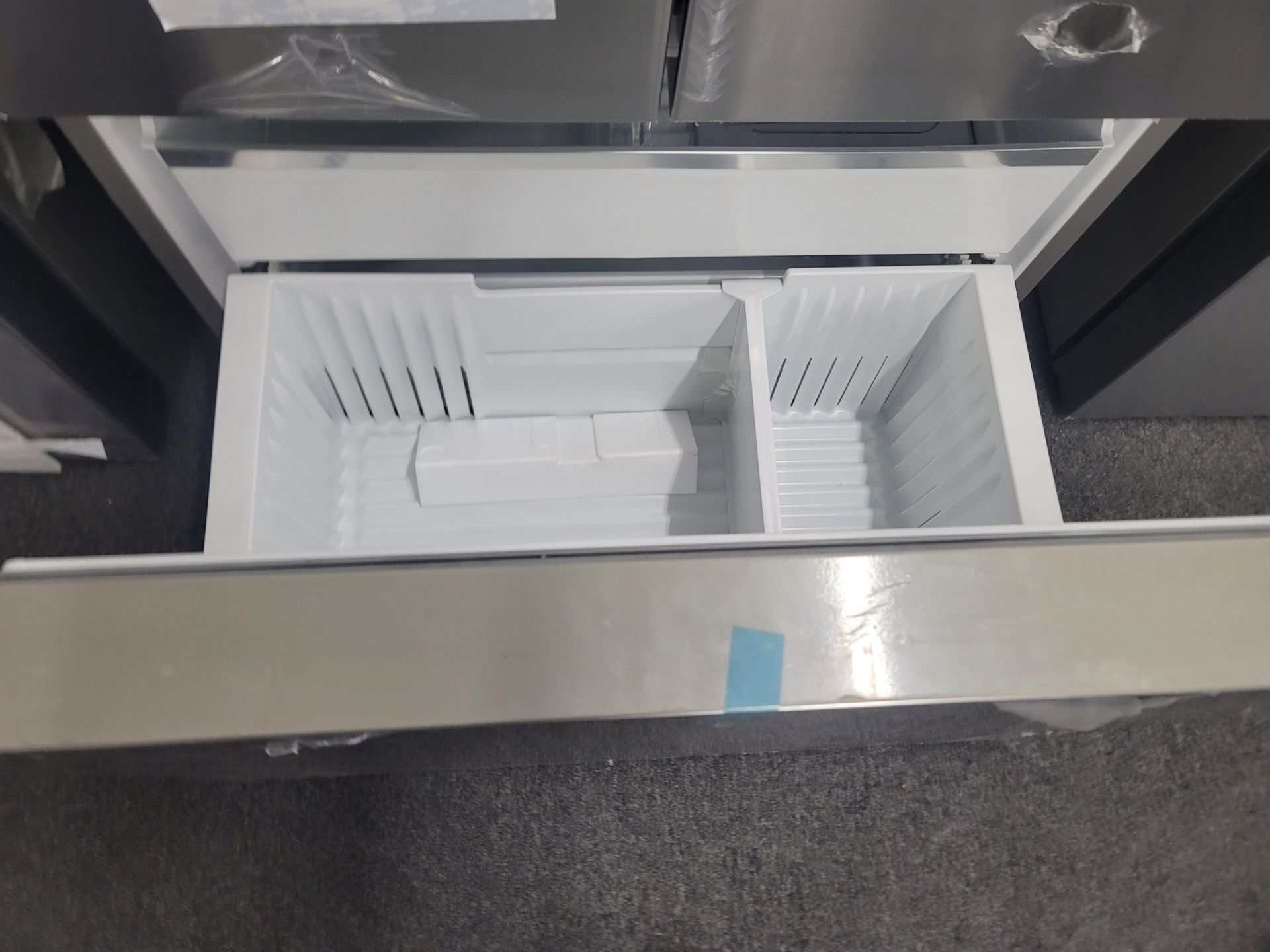 BOSCH 500 SERIES 36" SMART FREESTANDING FRENCH DOOR 15.2 CU. FT. REFRIGERATOR / 6.4 CU. FT. - Image 3 of 4