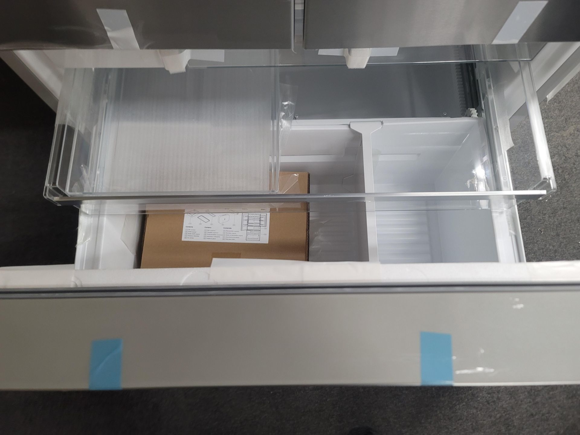 BOSCH 800 SERIES 36" SMART COUNTER DEPTH FRENCH DOOR 15 CU. FT. REFRIGERATOR / 6.0 CU. FT. FREEZER / - Image 3 of 4