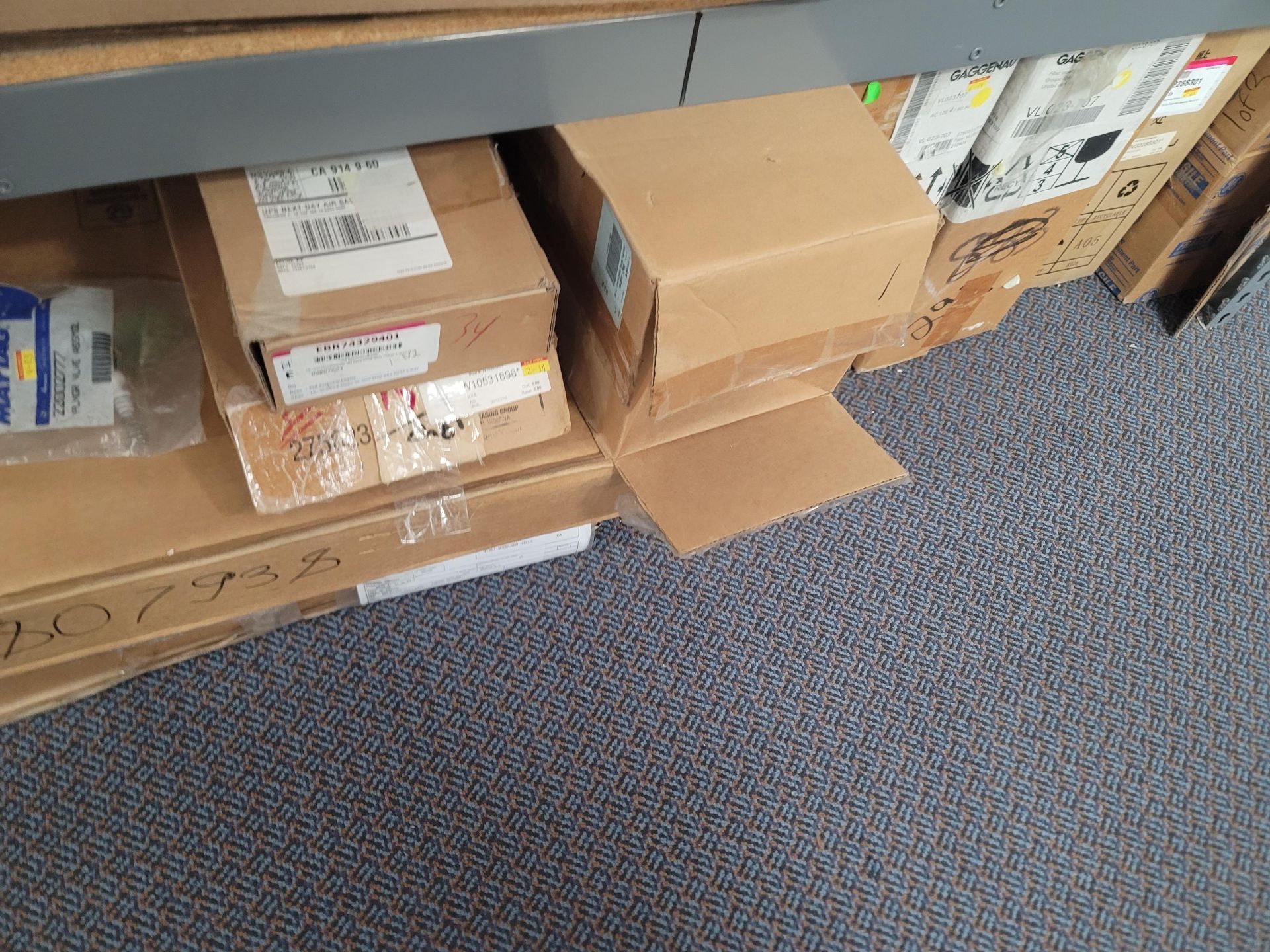 LOT - 8' SHELF UNIT W/ CONTENTS OF APPLIANCE REPLACEMENT PARTS - Image 16 of 17