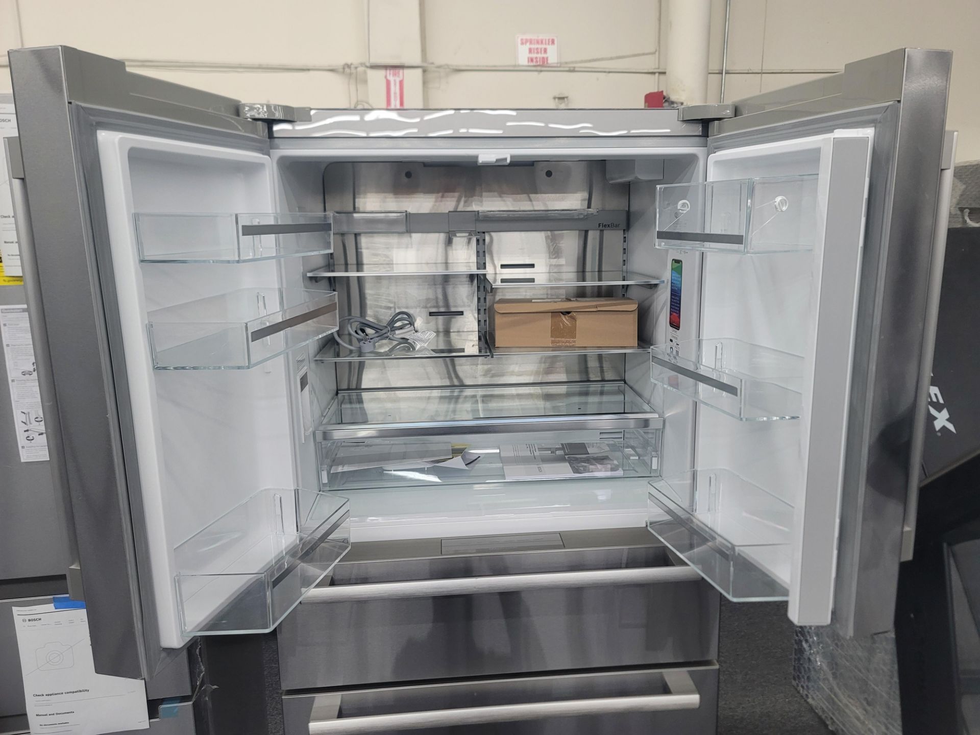 BOSCH 800 SERIES 36" SMART COUNTER DEPTH FRENCH DOOR 14.5 CU. FT. REFRIGERATOR / 6.0 CU. FT. FREEZER - Image 2 of 5