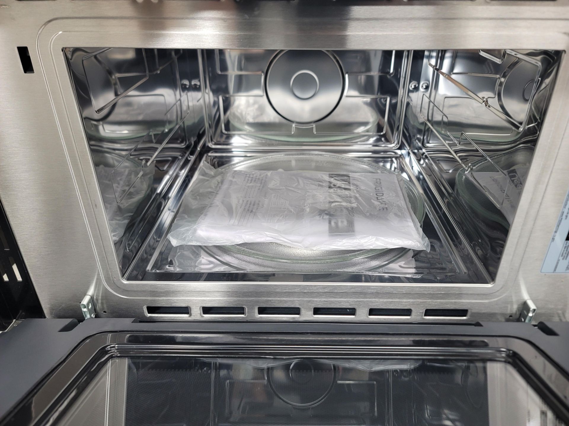 FRIGIDAIRE GALLERY SERIES 30" BUILT-IN MICROWAVE OVEN IN SMUDGE-PROOF (DARK) STAINLESS STEEL, - Image 3 of 5