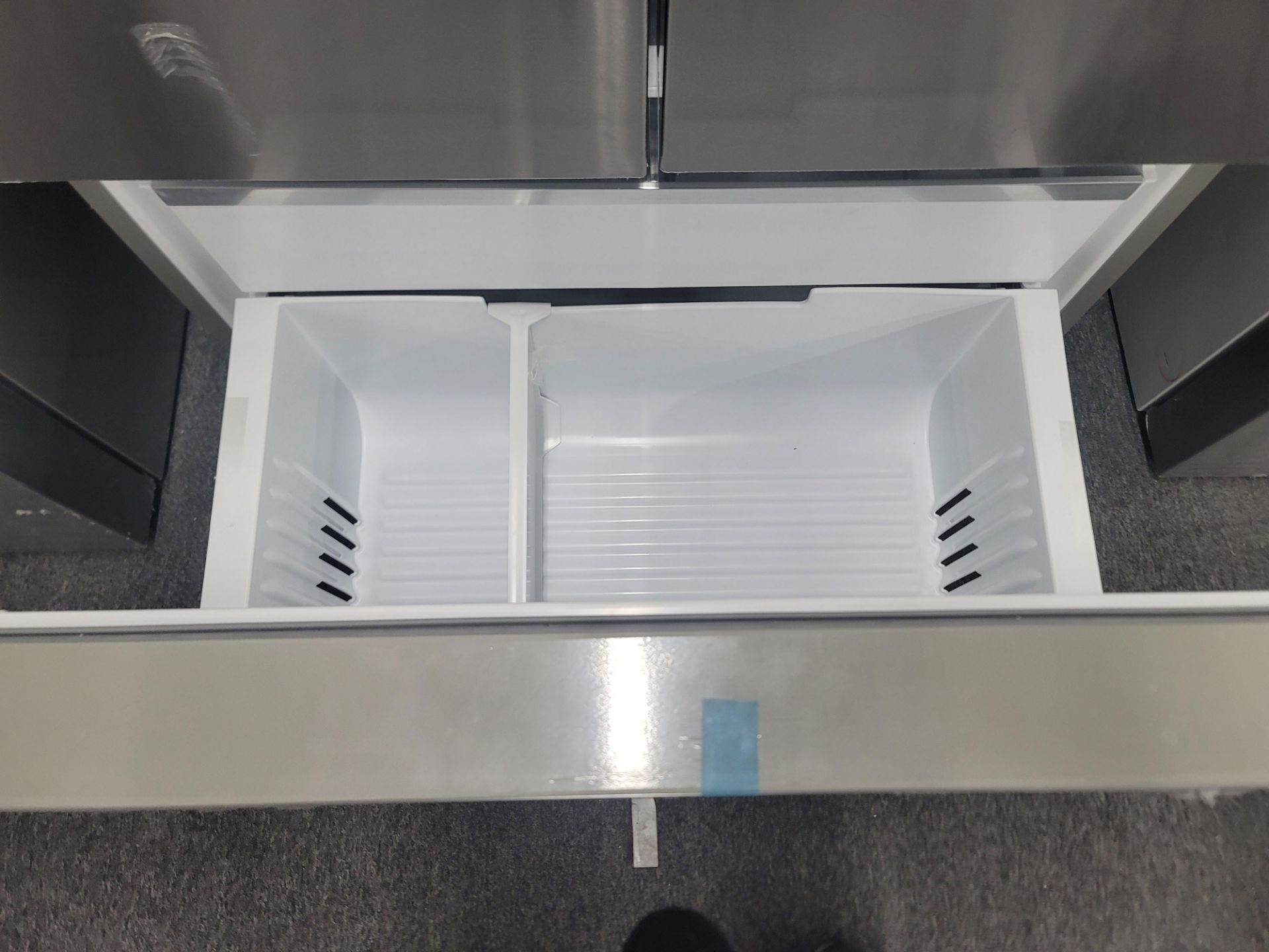 BOSCH 500 SERIES 36" SMART FREESTANDING FRENCH DOOR 15.2 CU. FT. REFRIGERATOR / 6.4 CU. FT. - Image 3 of 4