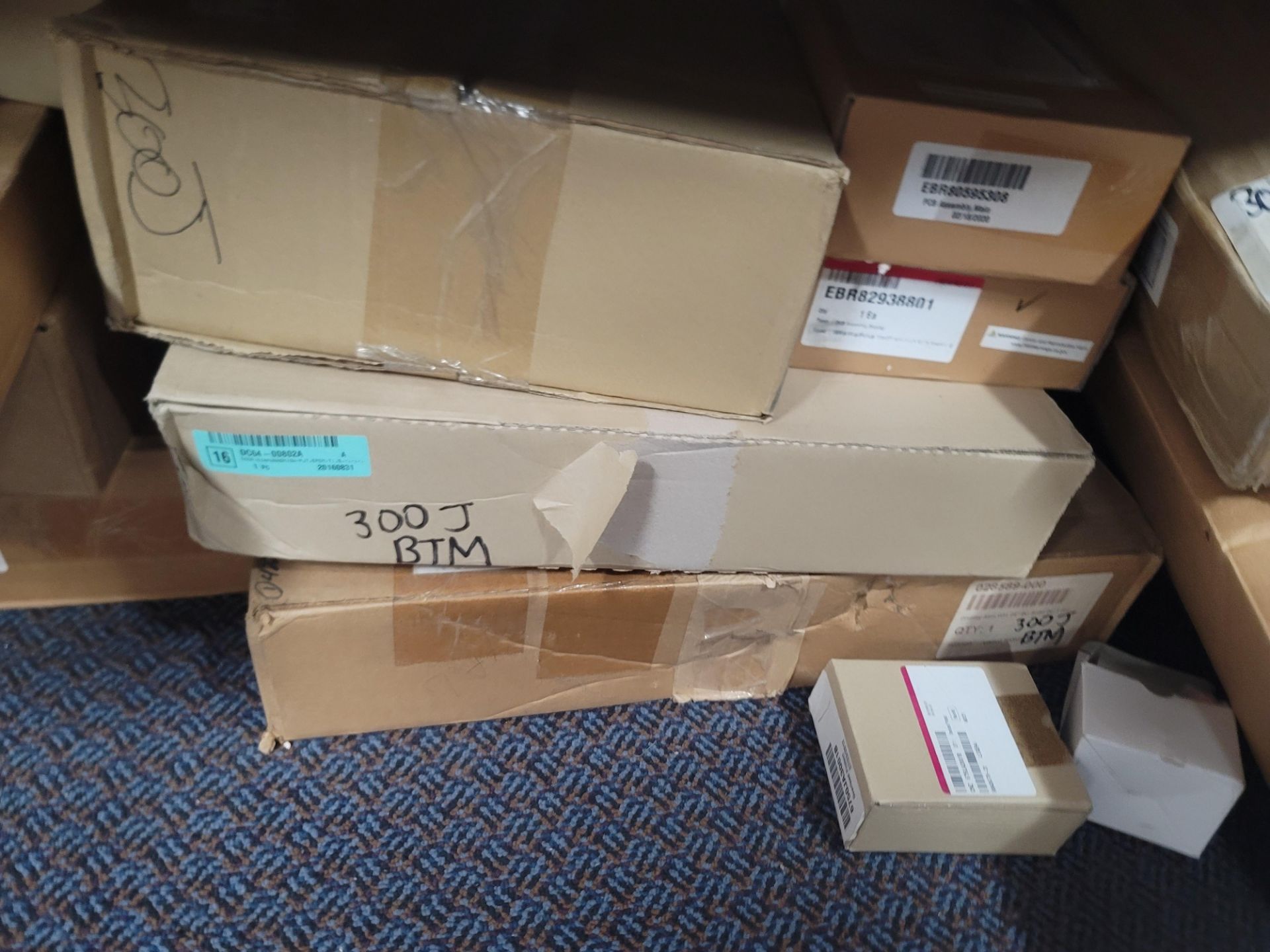 LOT - 8' SHELF UNIT W/ CONTENTS OF APPLIANCE REPLACEMENT PARTS - Image 20 of 23