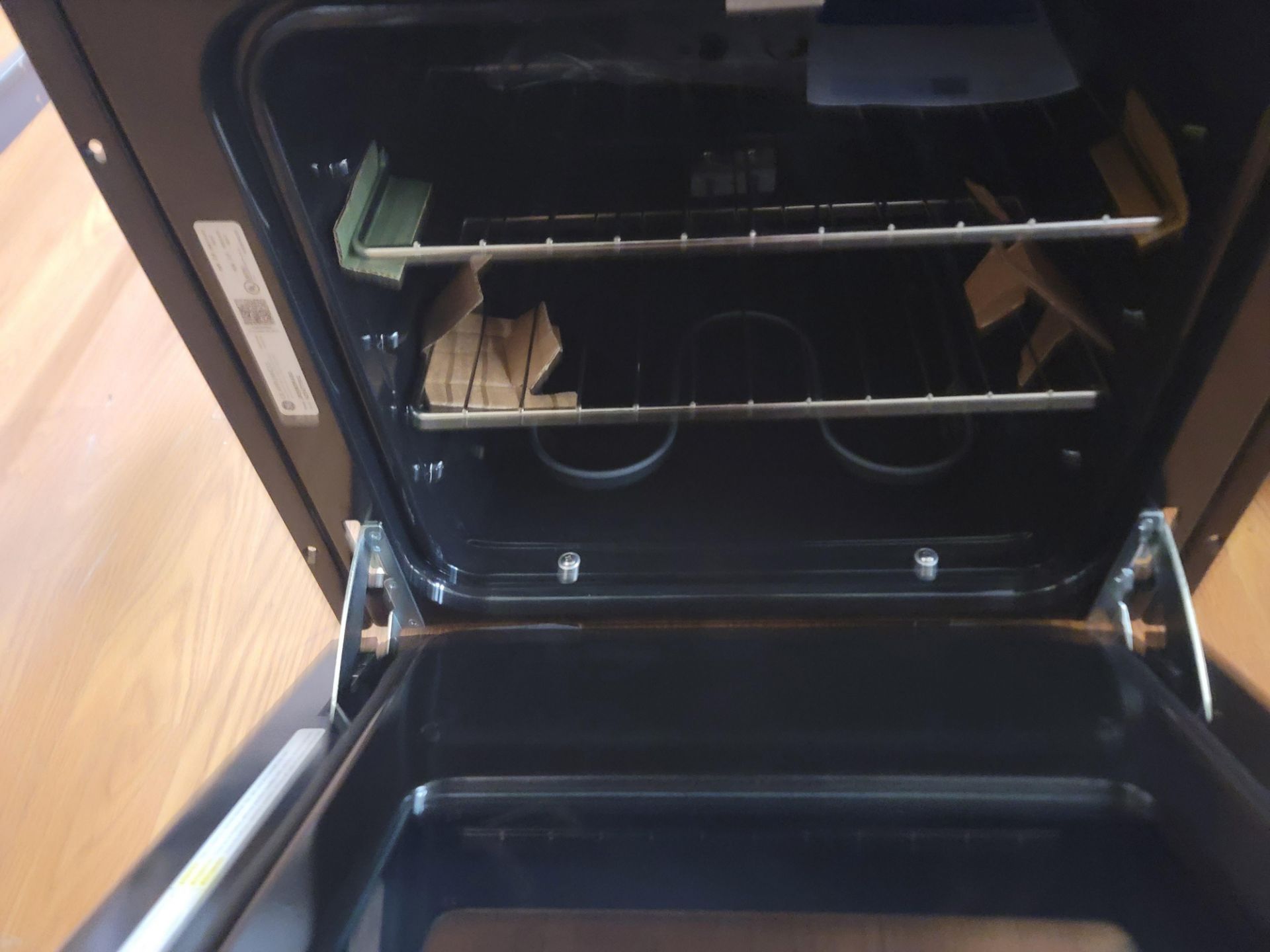 GE 24" SINGLE ELECTRIC WALL OVEN W/ 2.7 CU. FT. CAPACITY IN STAINLESS STEEL AND BLACK, MODEL - Image 2 of 3