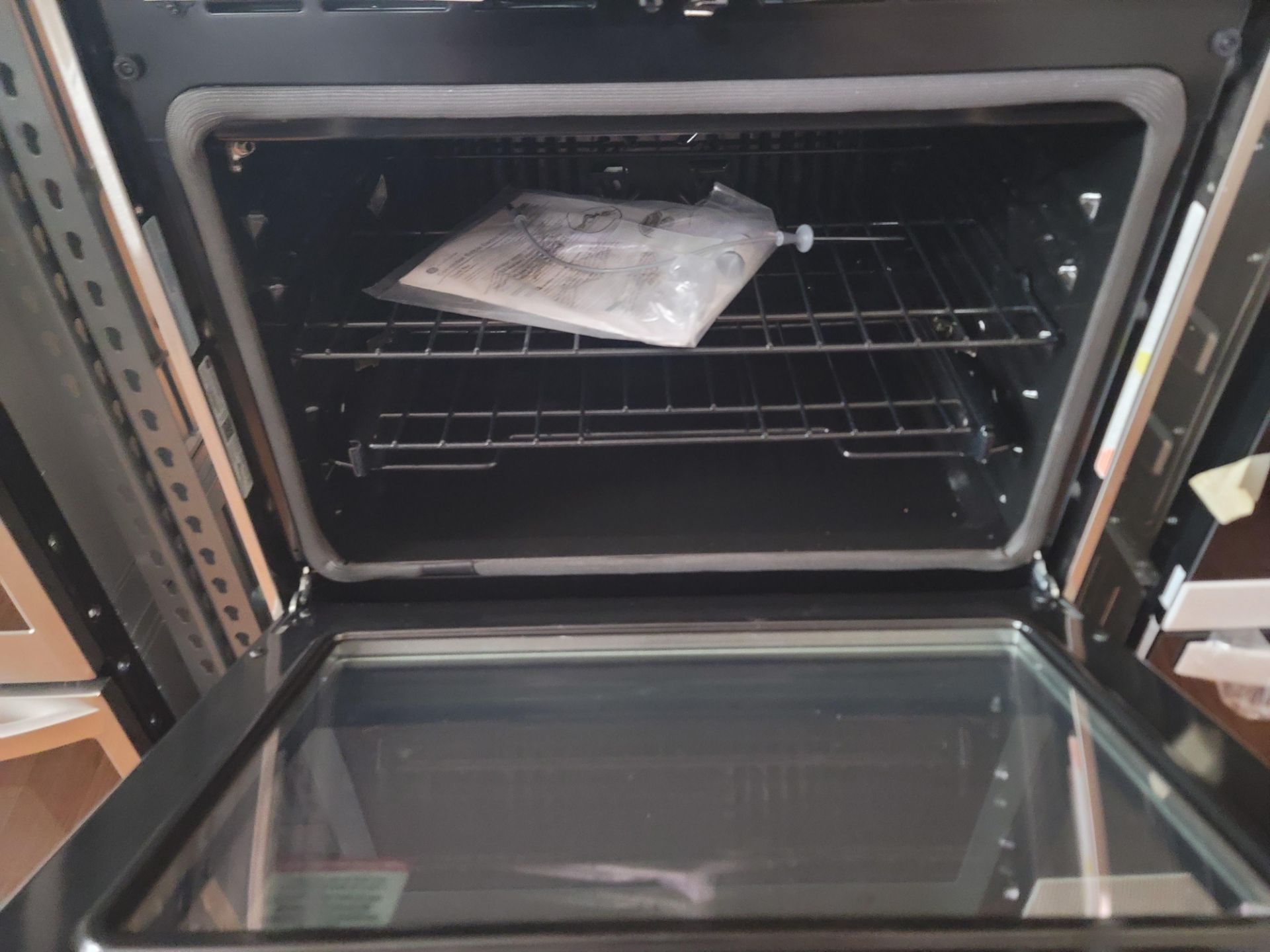 GE PROFILE 30" SMART CONVECTION DOUBLE WALL OVEN IN STAINLESS STEEL, 5.0 CU. FT. UPPER CAPACITY / - Image 2 of 4