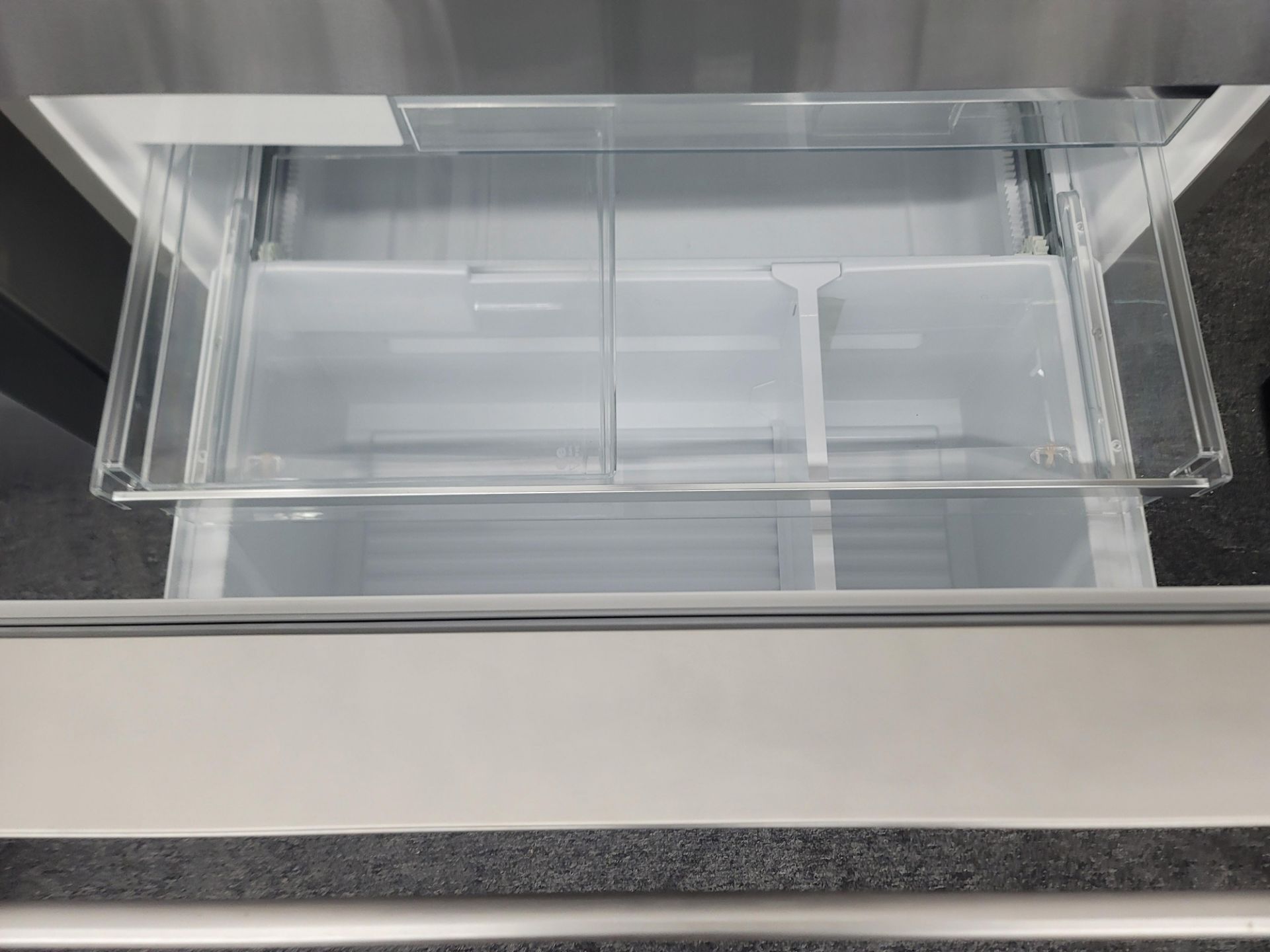 BOSCH 800 SERIES 36" SMART COUNTER DEPTH FRENCH DOOR 14.5 CU. FT. REFRIGERATOR / 6.0 CU. FT. FREEZER - Image 5 of 5