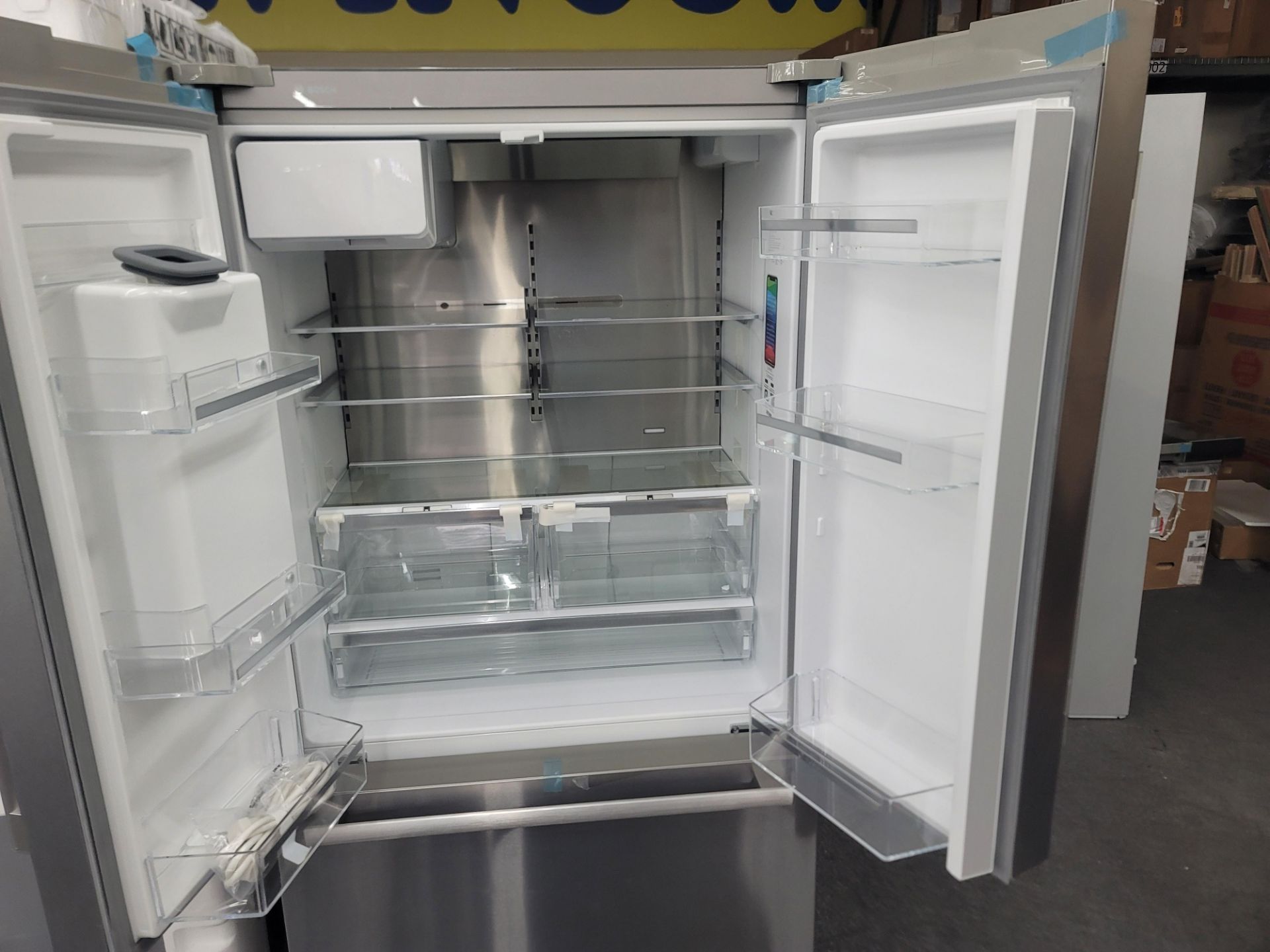 BOSCH 500 SERIES 36" SMART FREESTANDING FRENCH DOOR 15.2 CU. FT. REFRIGERATOR / 6.4 CU. FT. - Image 2 of 4