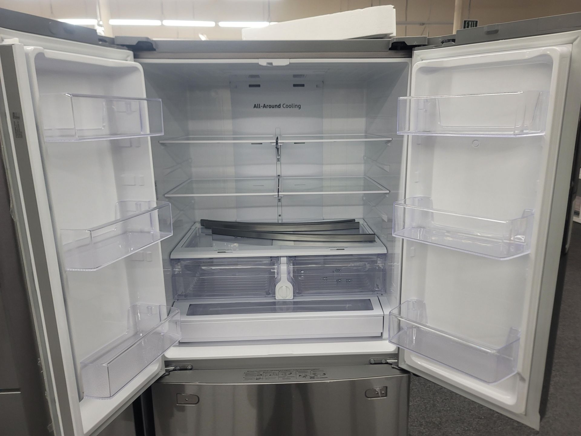 SAMSUNG 36" SMART FAMILY HUB FRENCH DOOR 19.1 CU. FT. REFRIGERATOR / 8.6 CU. FT. FREEZER / 27.7 - Image 3 of 5