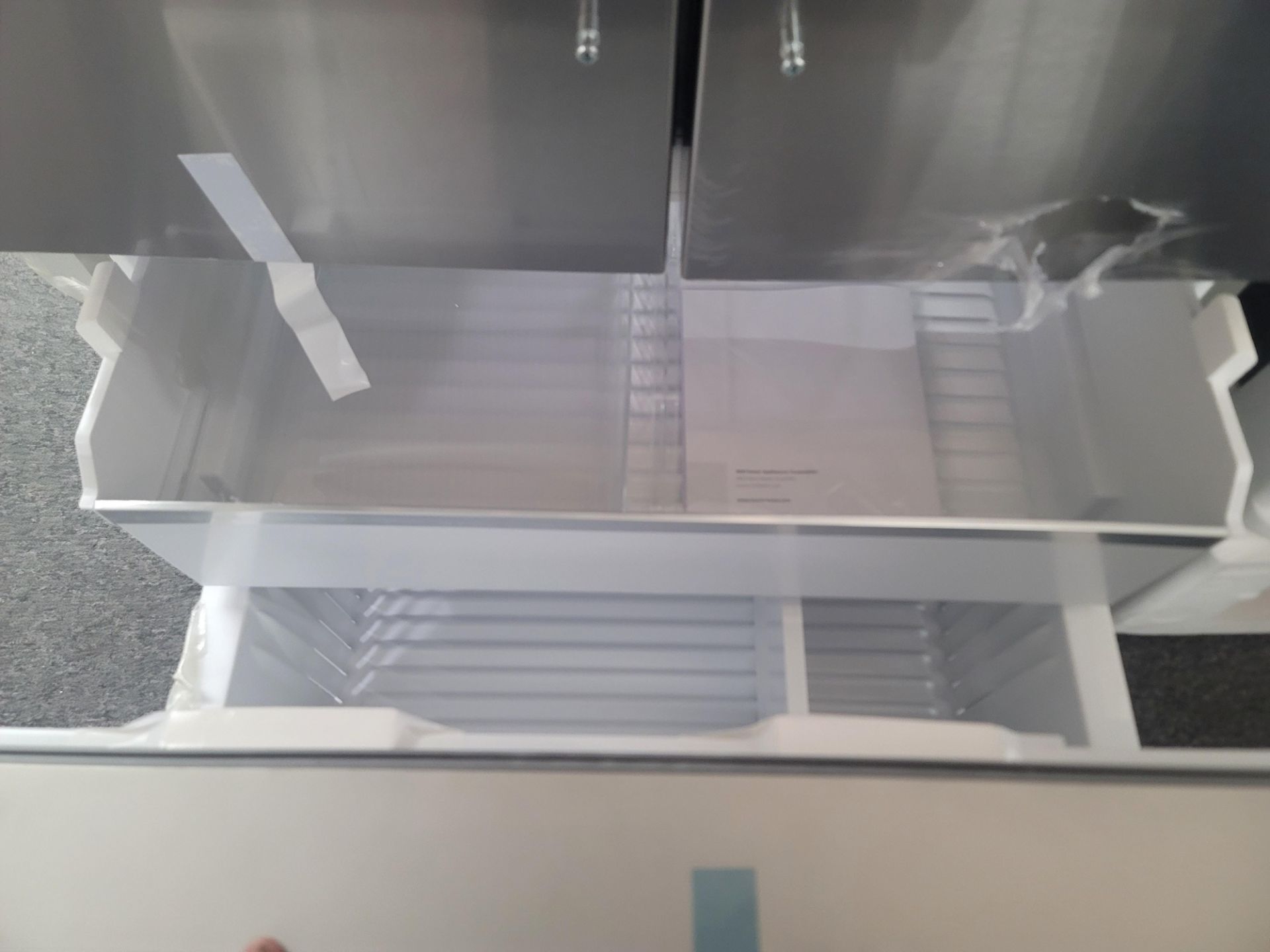 BOSCH 500 SERIES 36" SMART FREESTANDING FRENCH DOOR 15.2 CU. FT. REFRIGERATOR / 6.4 CU. FT. - Image 3 of 4