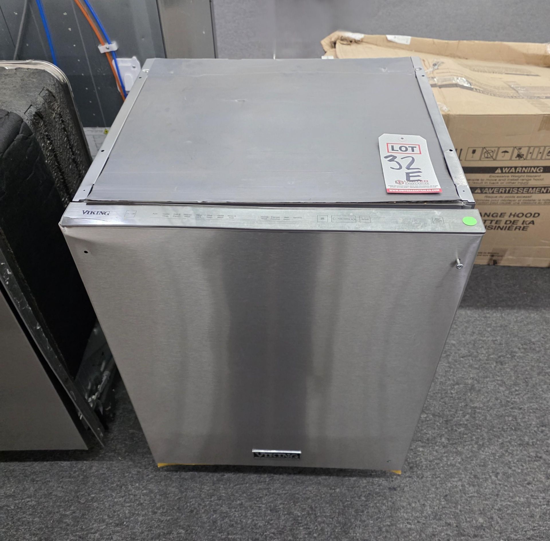 VIKING 24" DISHWASHER, MODEL VDWU524SS, DOOR IS DENTED, HANDLE & ACCESSORIES ARE INSIDE