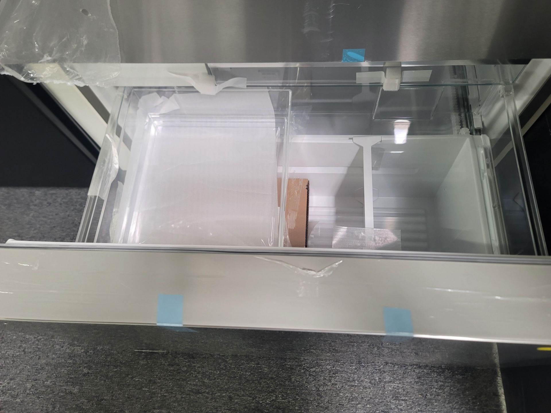 BOSCH 800 SERIES 36" COUNTER DEPTH FRENCH DOOR 14.5 CU. FT. REFRIGERATOR / 6.0 CU. FT. FREEZER / - Image 6 of 7