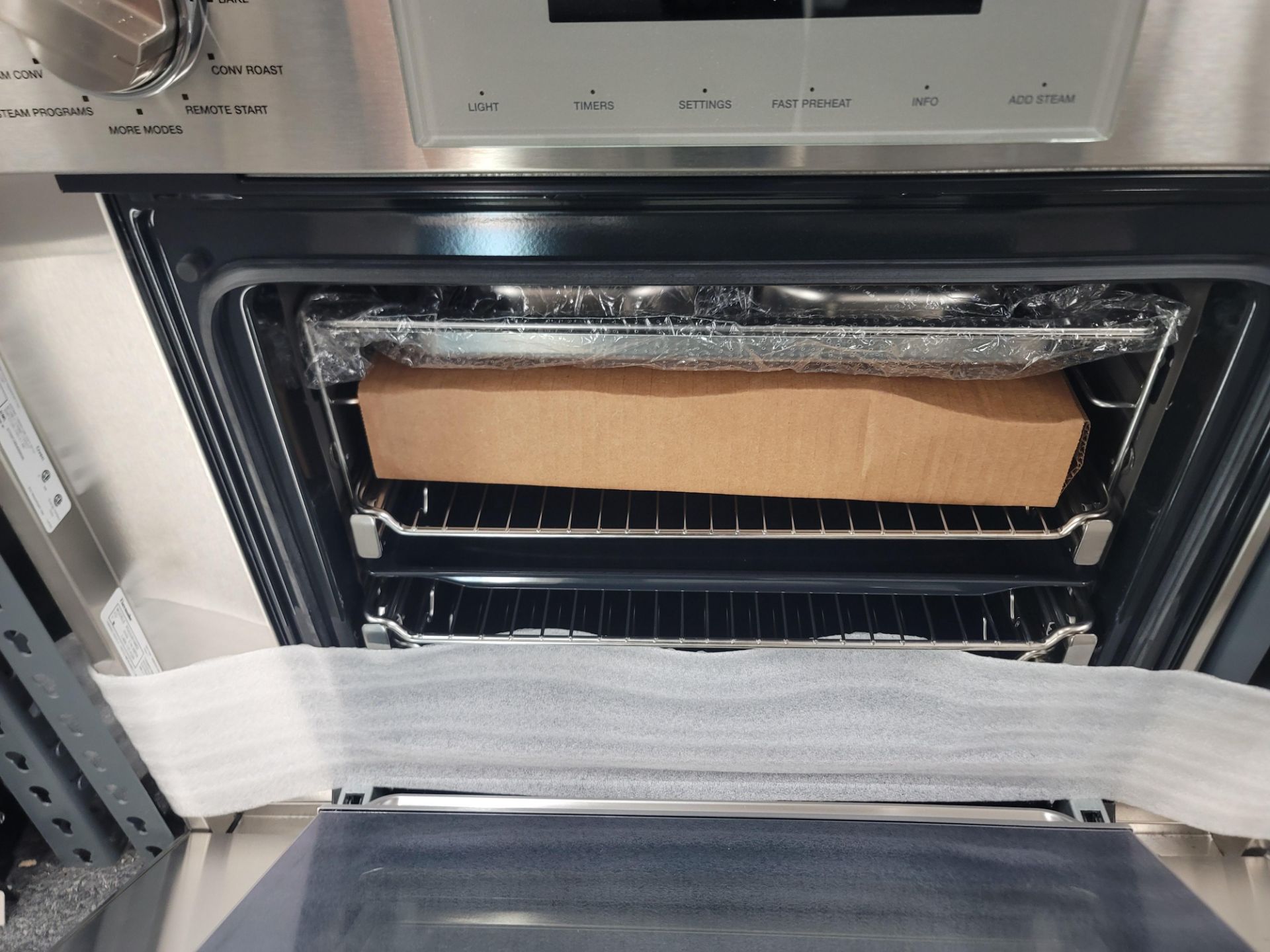 THERMADOR PROFESSIONAL SERIES 30" SINGLE ELECTRIC WALL OVEN W/ 2.8 CU. FT. CAPACITY IN STAINLESS - Image 4 of 5