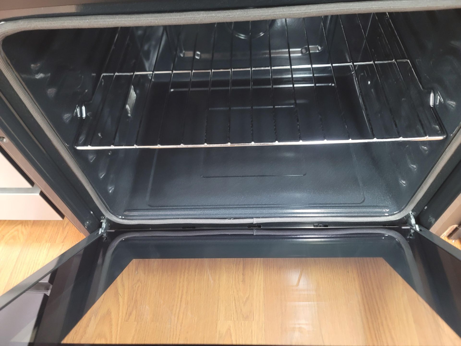 ZLINE 30" PROFESSIONAL DOUBLE ELECTRIC WALL OVEN W/ 10 CU. FT. CAPACITY IN STAINLESS STEEL, MODEL - Image 3 of 5