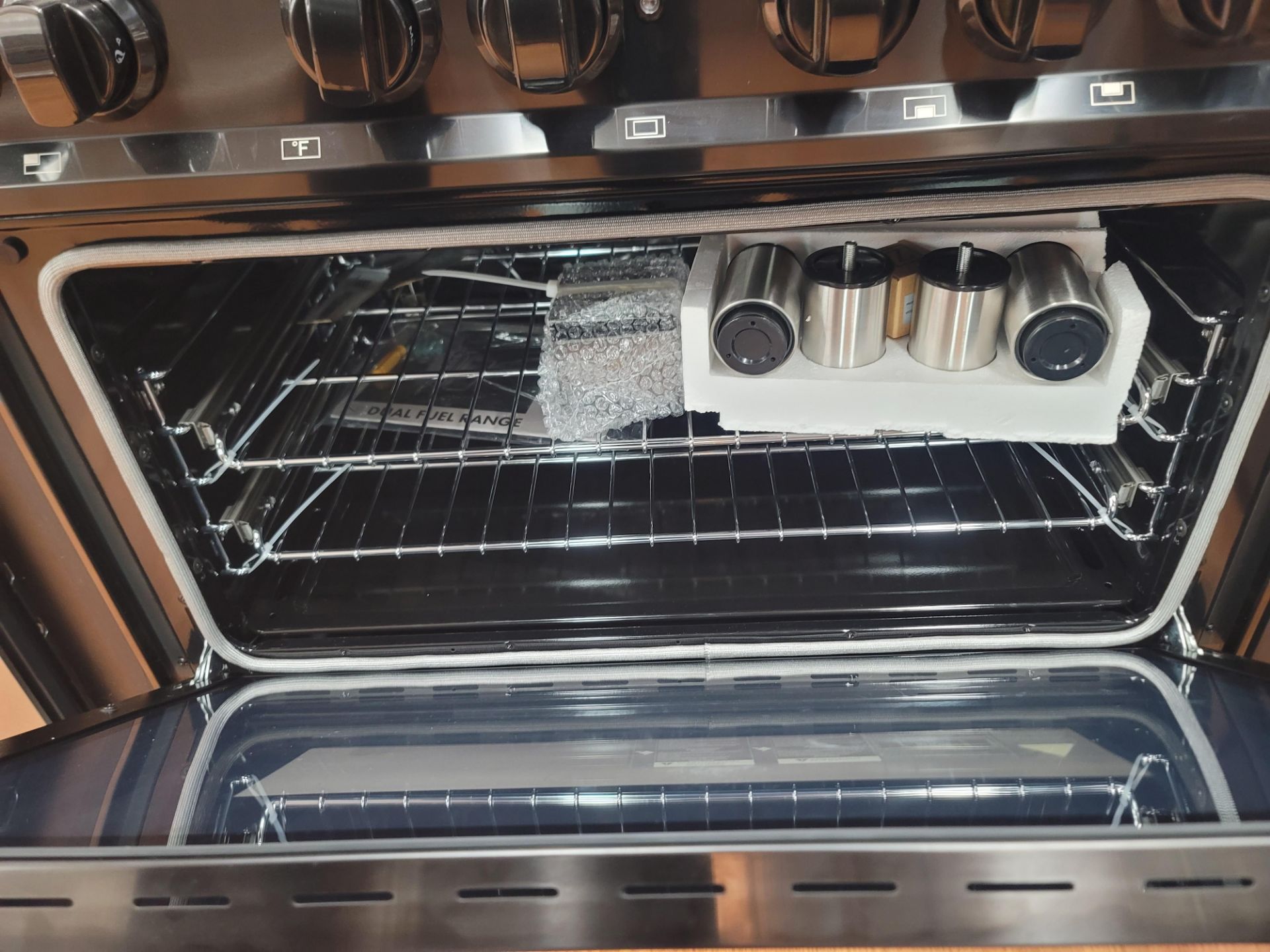 ZLINE 36" FREESTANDING DUAL FUEL RANGE W/ (6) BURNERS AND 4.6 CU. FT. OVEN CAPACITY IN BLACK, - Image 4 of 5