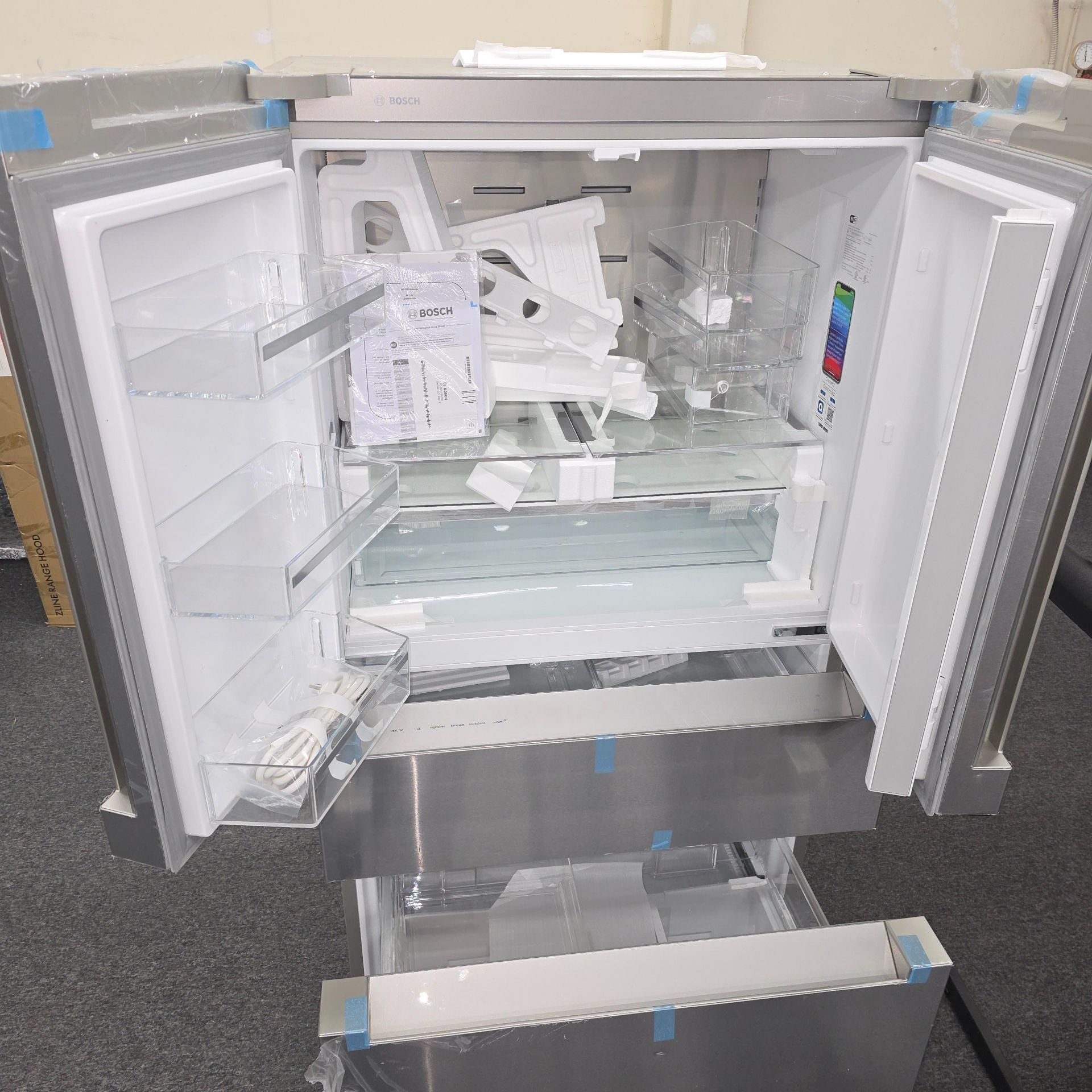 BOSCH 800 SERIES 36" SMART COUNTER DEPTH FRENCH DOOR 14.5 CU. FT. REFRIGERATOR / 6.0 CU. FT. FREEZER - Image 2 of 5