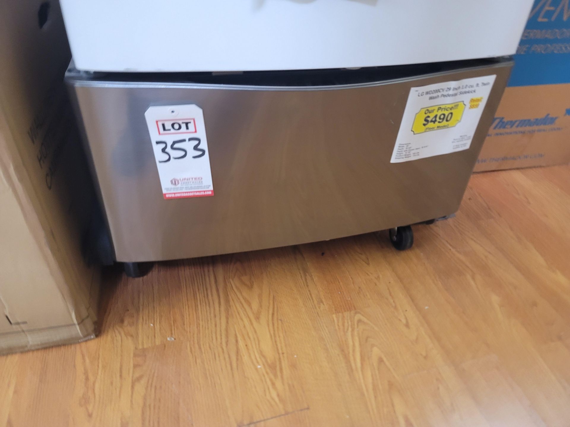 LG 27" SIDEKICK PEDESTAL WASHER IN GRAPHITE STEEL, 1.0 CU. FT. CAPACITY, MODEL WD200CV