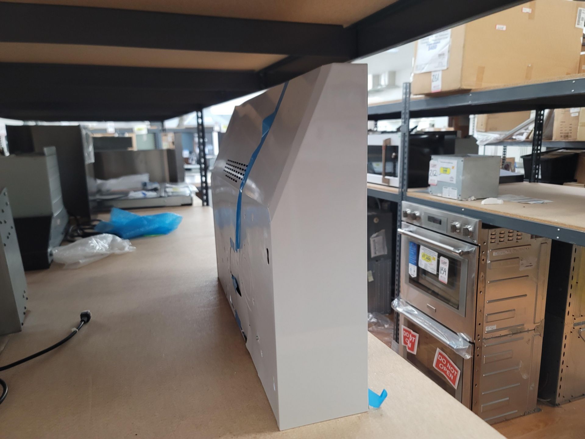 GE 30" UNDER CABINET RANGE HOOD IN WHITE, MODEL JVX5305DJWW, (NOTE: FACE EDGE IS DENTED) - Image 2 of 3