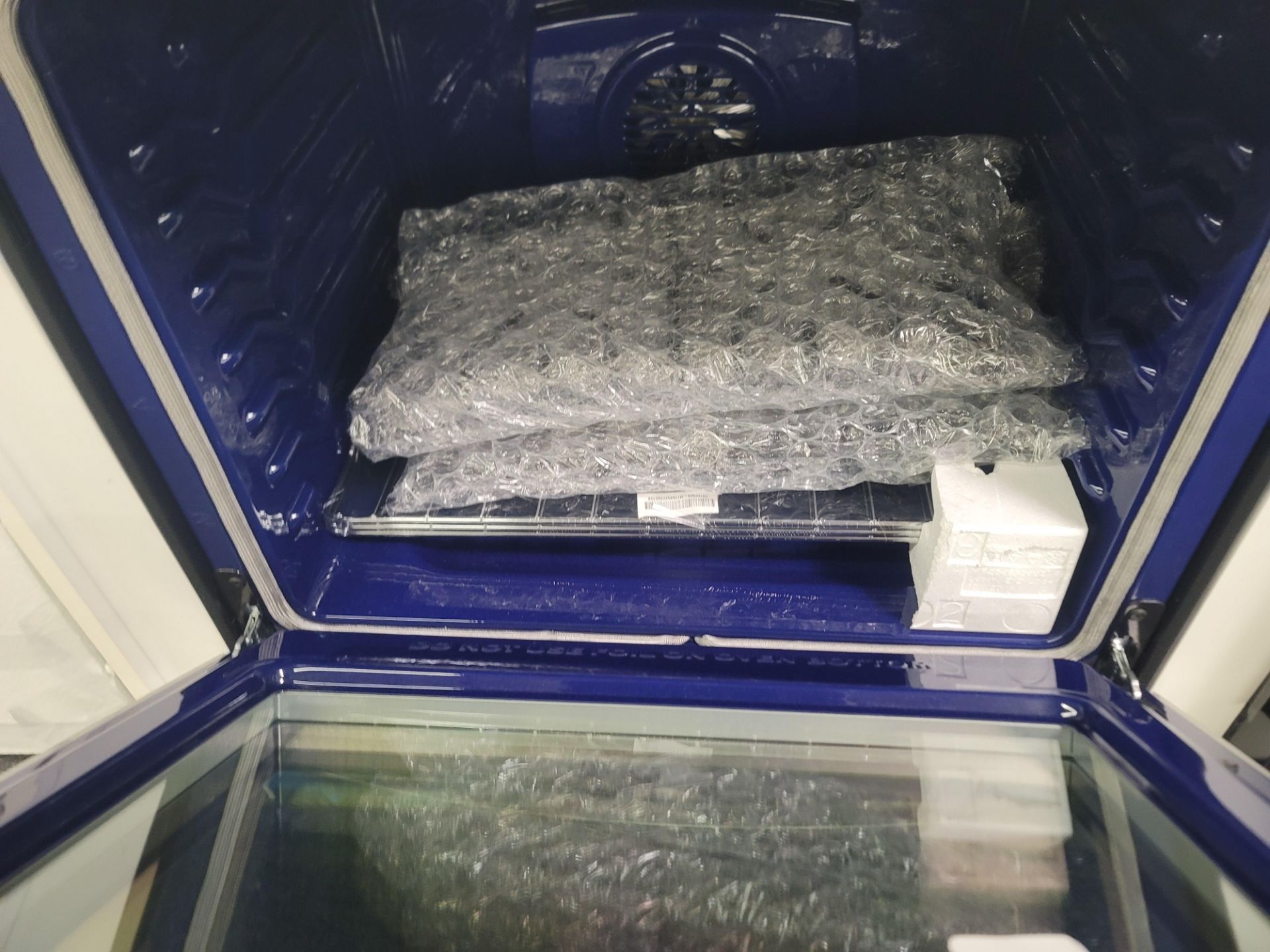 LG 30" SLIDE-IN DUAL FUEL SMART RANGE W/ (5) GAS BURNERS AND 6.3 CU. FT. CAPACITY ELECTRIC OVEN IN - Image 4 of 5