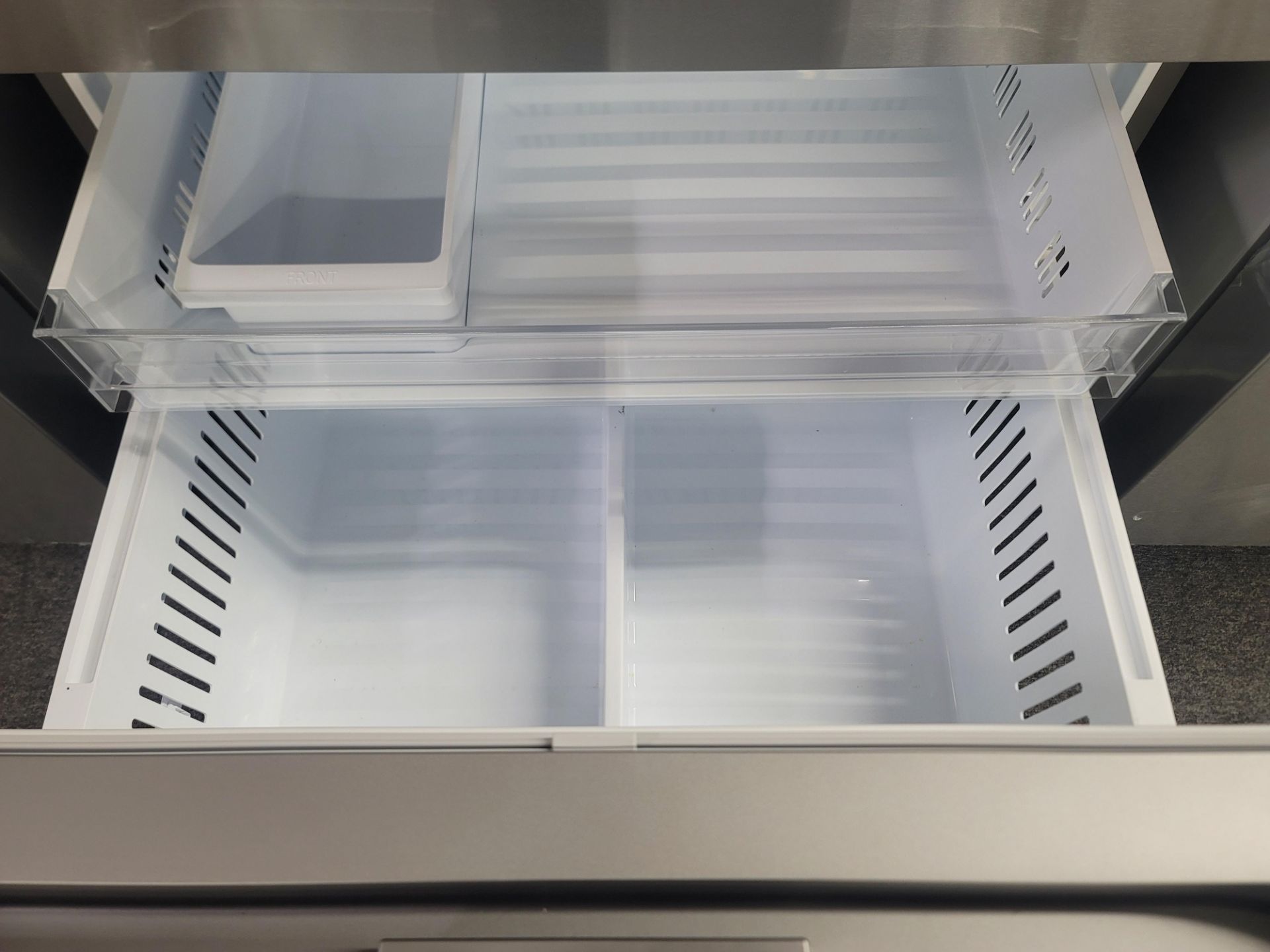 LG 36" SMART 4-DOOR FRENCH DOOR 18.0 CU. FT. REFRIGERATOR / 8.2 CU. FT. FREEZER / 29.6 CU. FT. TOTAL - Image 4 of 5