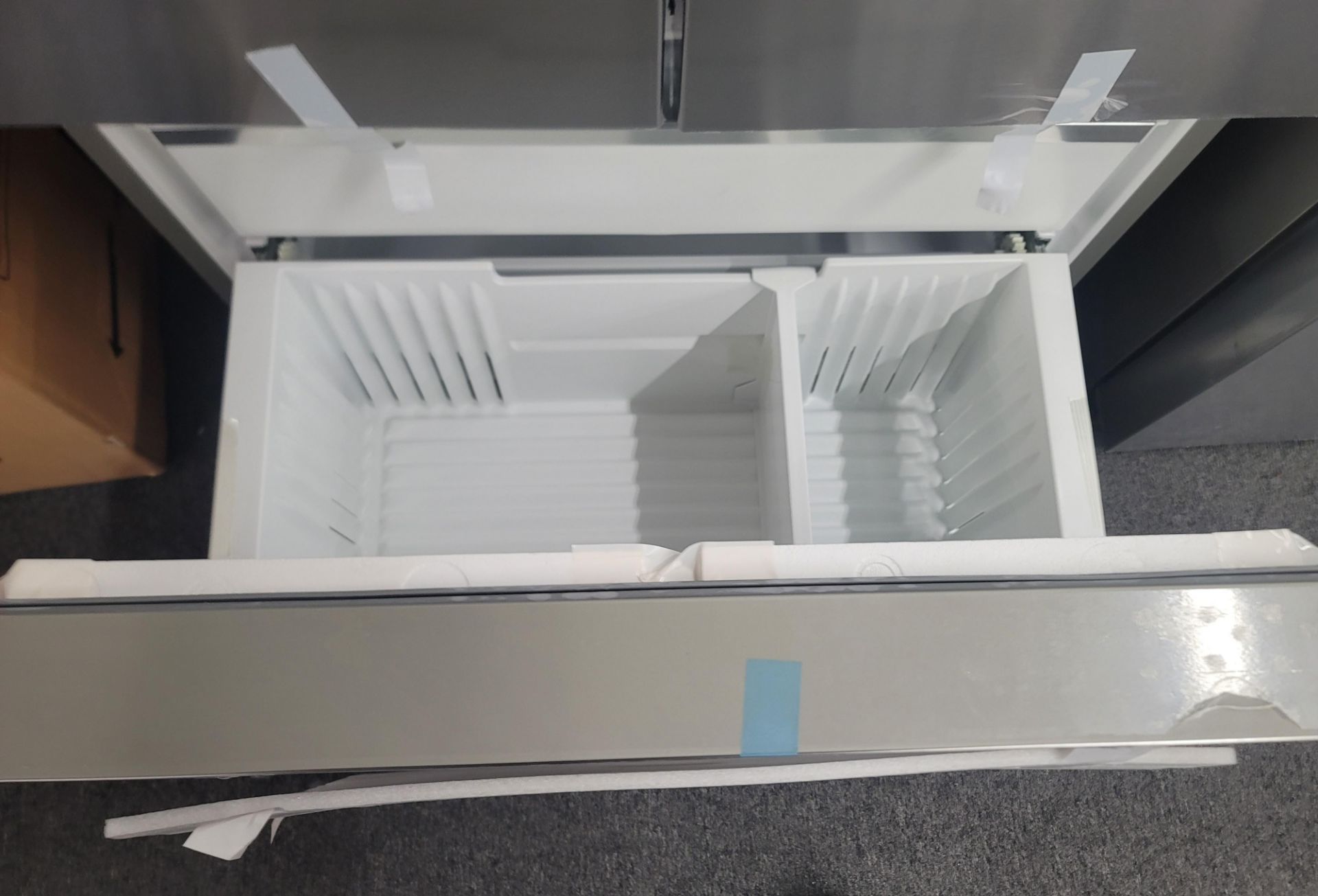 BOSCH 500 SERIES 36" SMART FREESTANDING FRENCH DOOR 15.2 CU. FT. REFRIGERATOR / 6.4 CU. FT. - Image 3 of 4