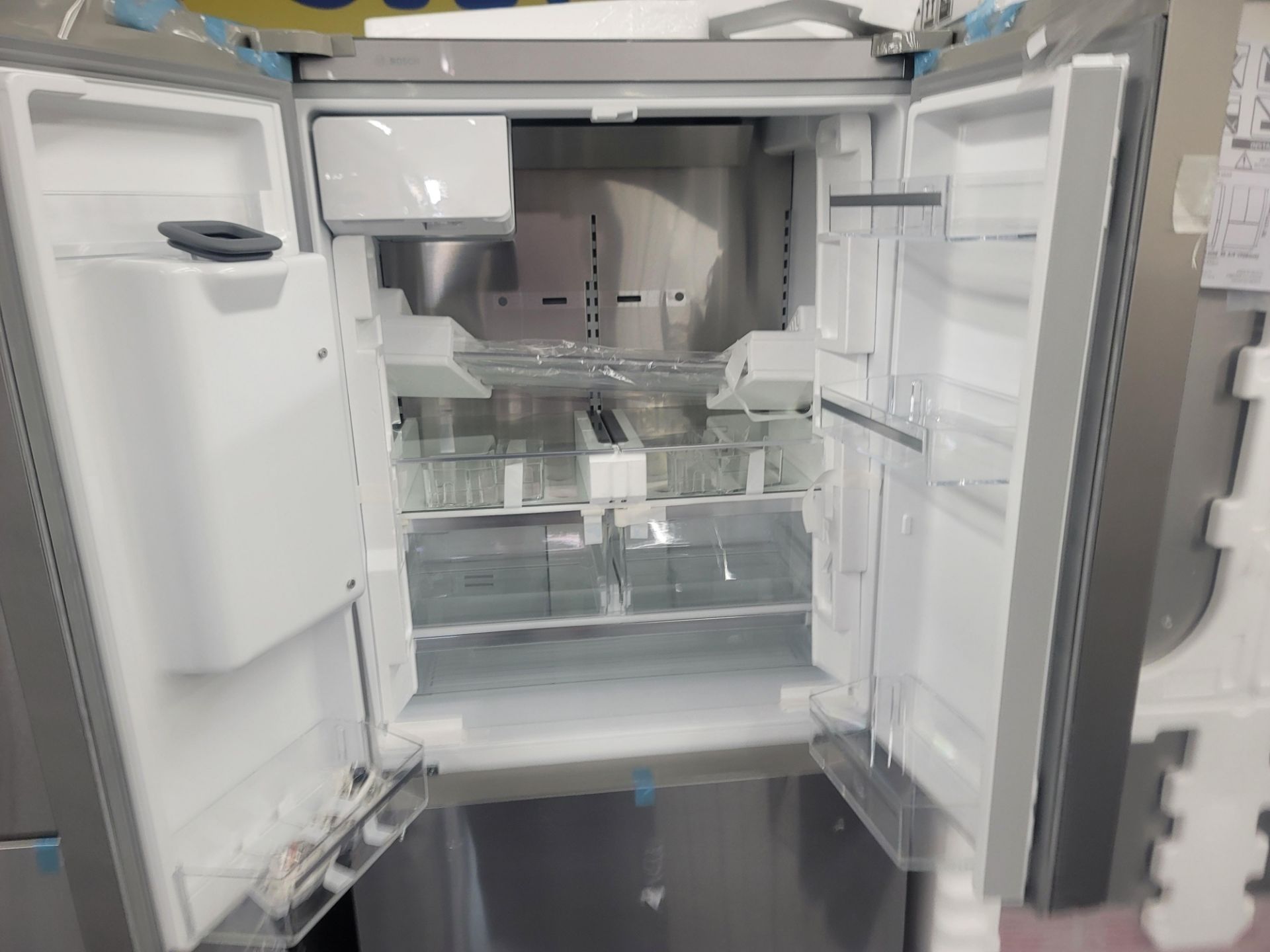 BOSCH 500 SERIES 36" SMART FREESTANDING FRENCH DOOR 15.2 CU. FT. REFRIGERATOR / 6.4 CU. FT. - Image 2 of 4