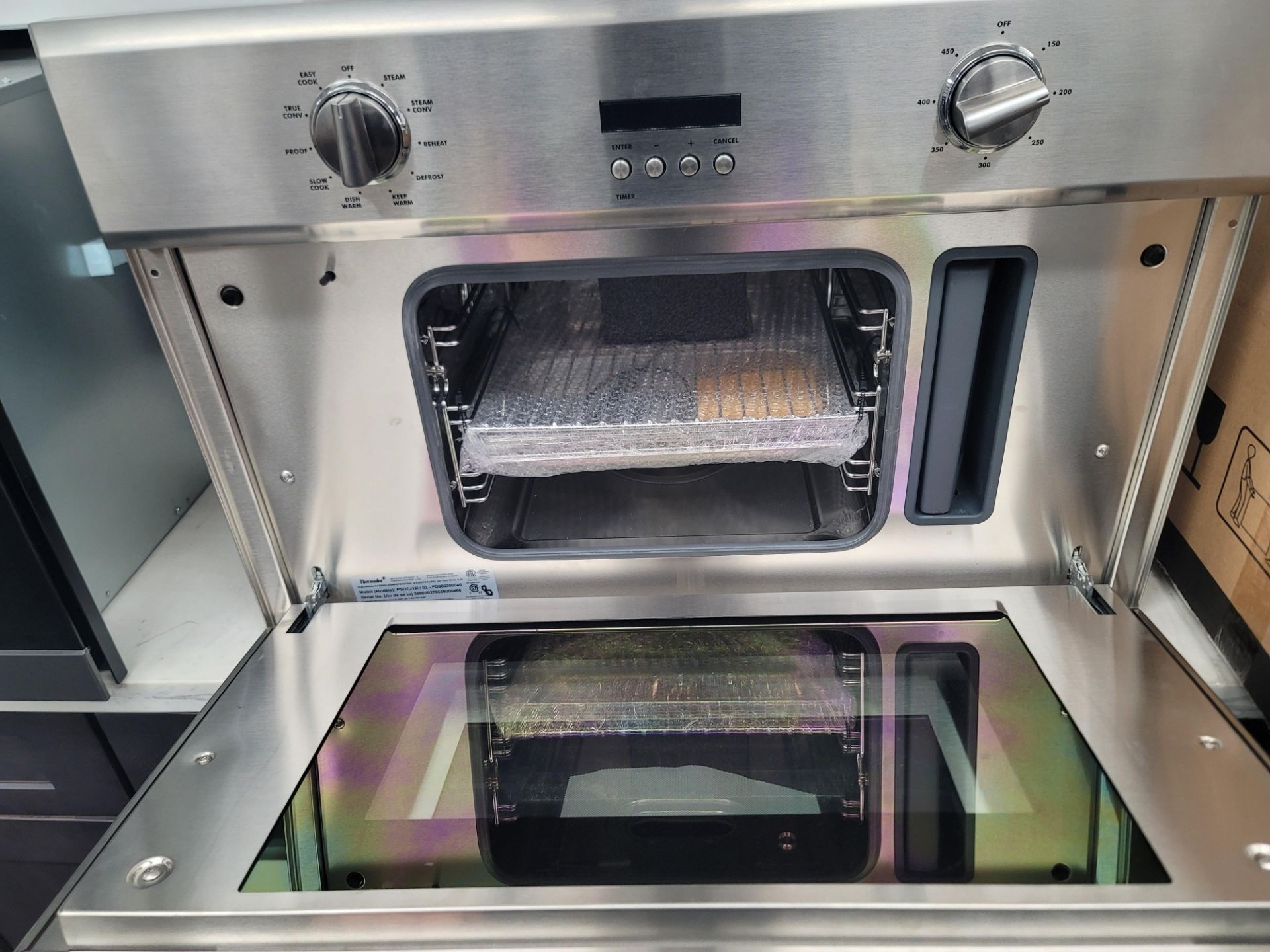 THERMADOR PROFESSIONAL SERIES 30" SINGLE STEAM CONVECTION WALL OVEN W/ 1.4 CU. FT. CAPACITY IN - Image 3 of 4