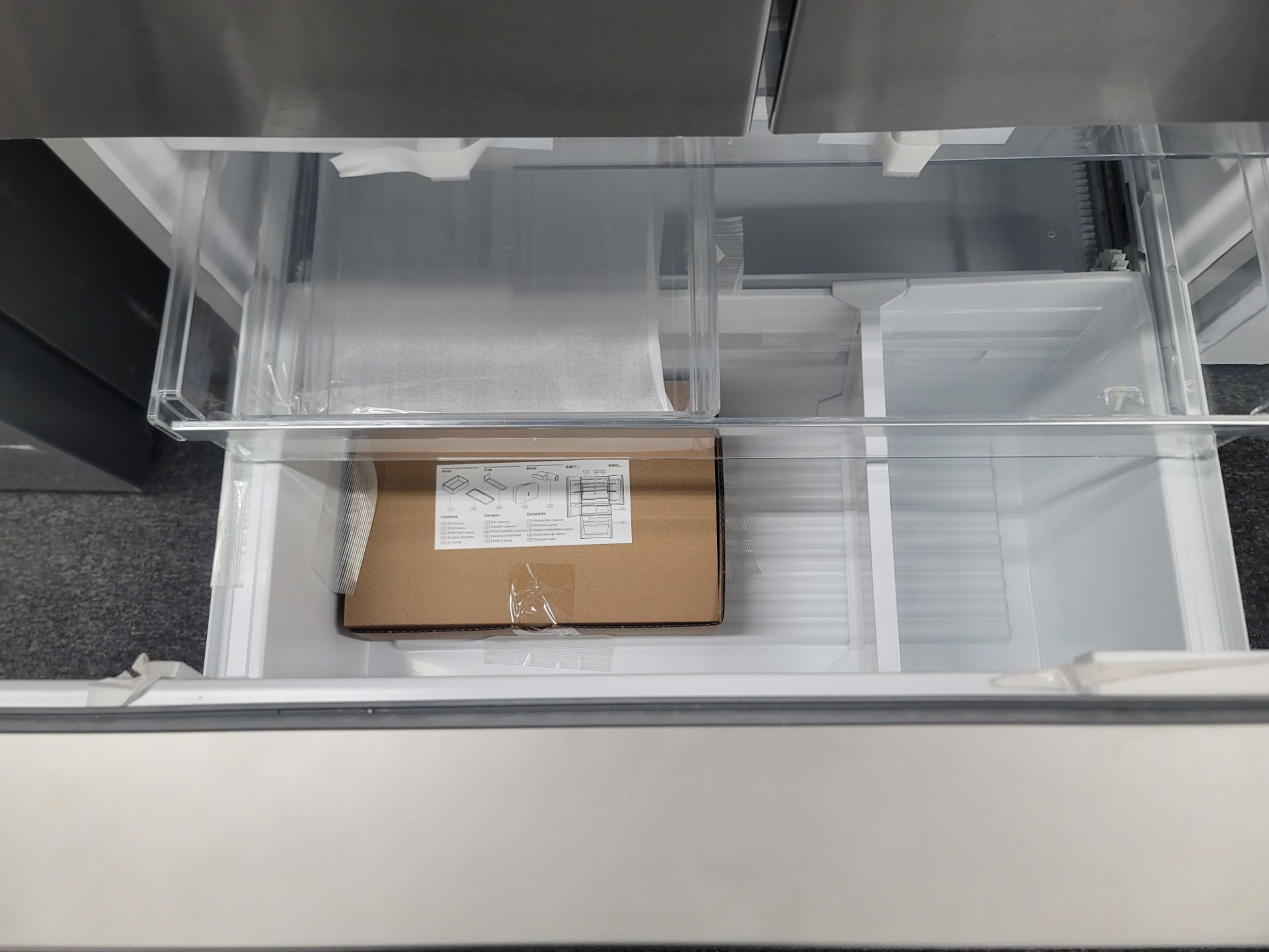 BOSCH 800 SERIES 36" SMART COUNTER DEPTH FRENCH DOOR 15 CU. FT. REFRIGERATOR / 6.0 CU. FT. FREEZER / - Image 5 of 6