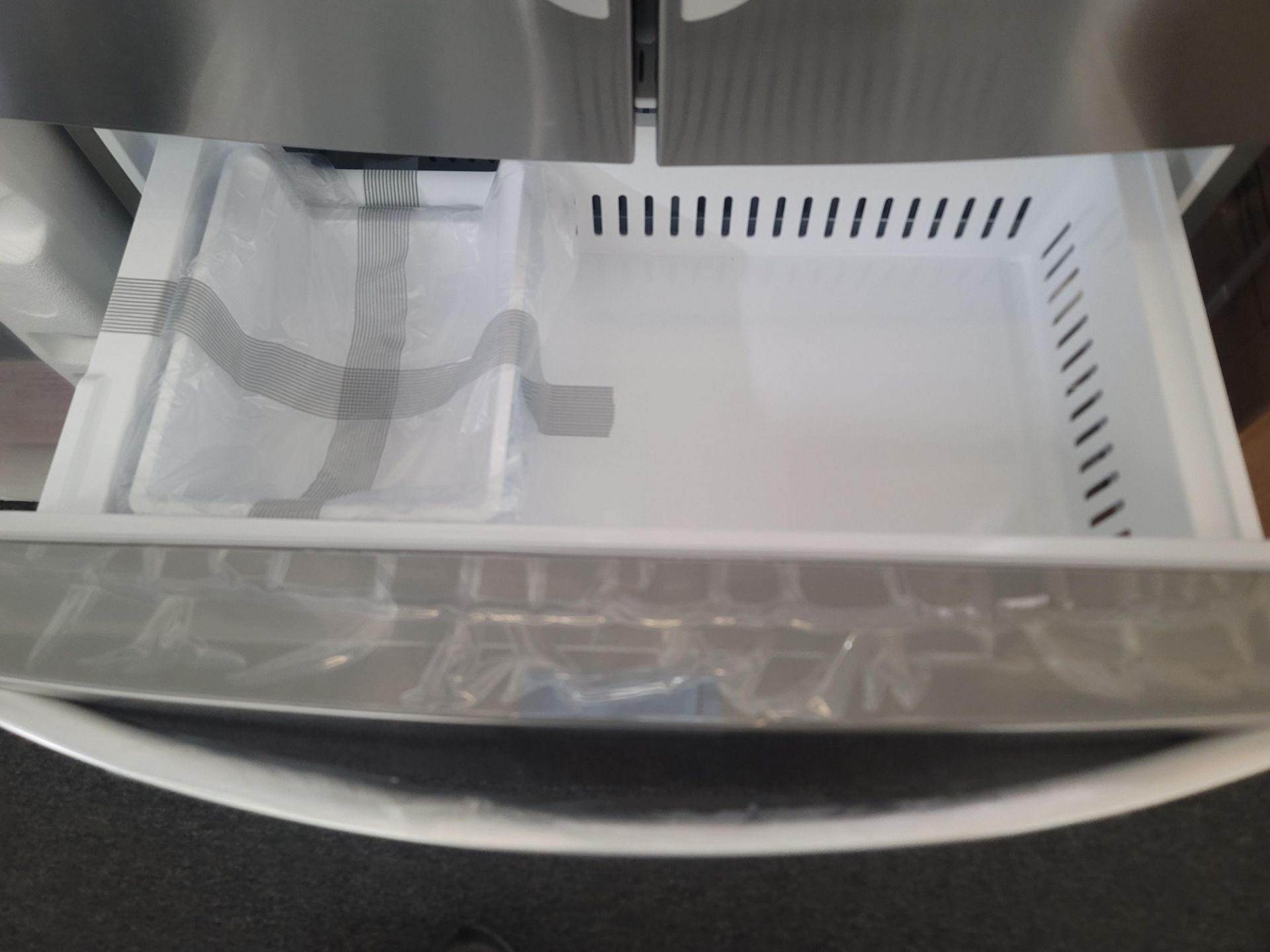 LG 36" SMART COUNTER DEPTH 4-DOOR FRENCH DOOR 14.8 CU. FT. REFRIGERATOR / 7.2 CU. FT. FREEZER / 22 - Image 5 of 7