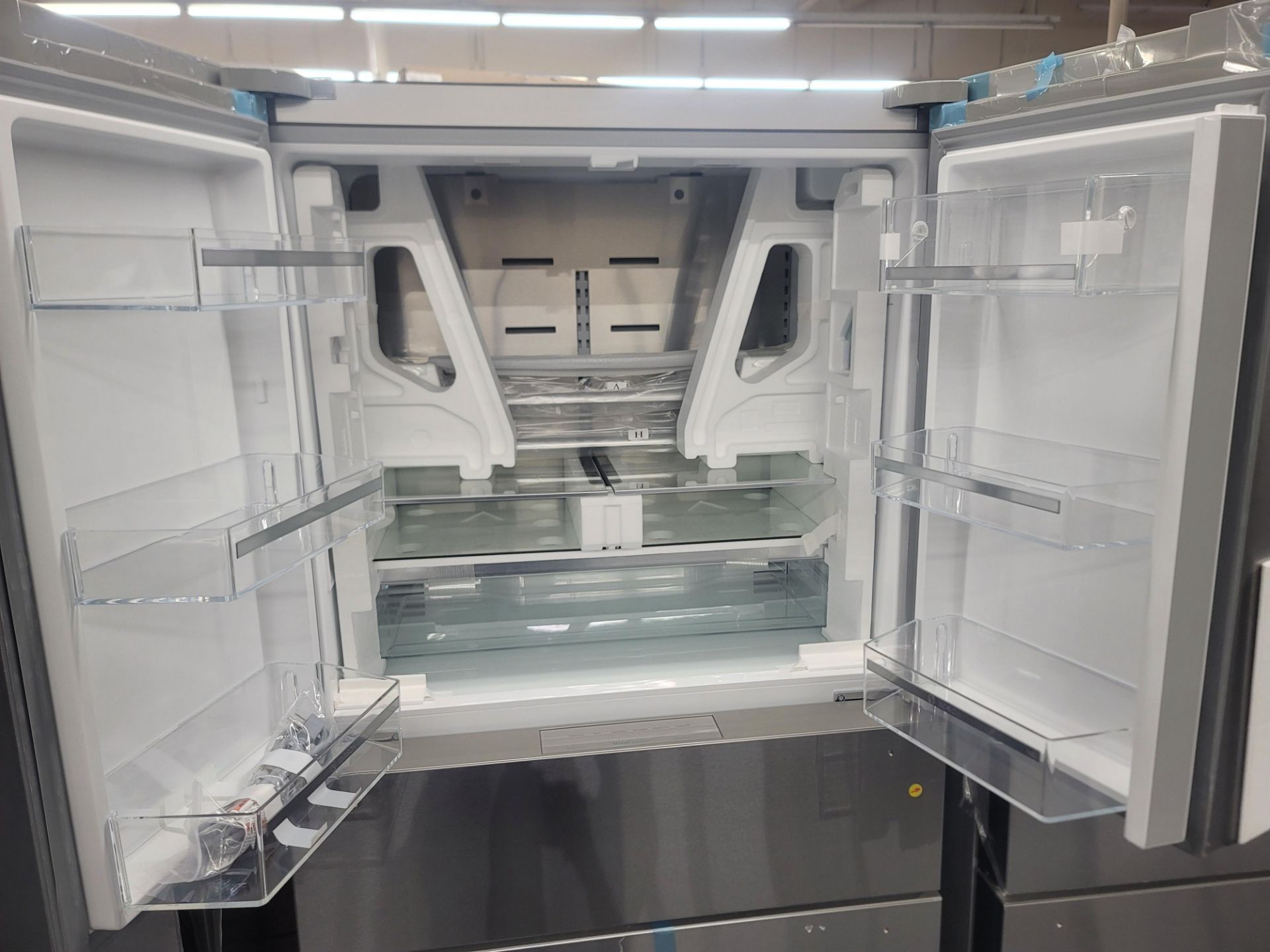 BOSCH 800 SERIES 36" SMART COUNTER DEPTH FRENCH DOOR 14.5 CU. FT. REFRIGERATOR / 6.0 CU. FT. FREEZER - Image 2 of 6