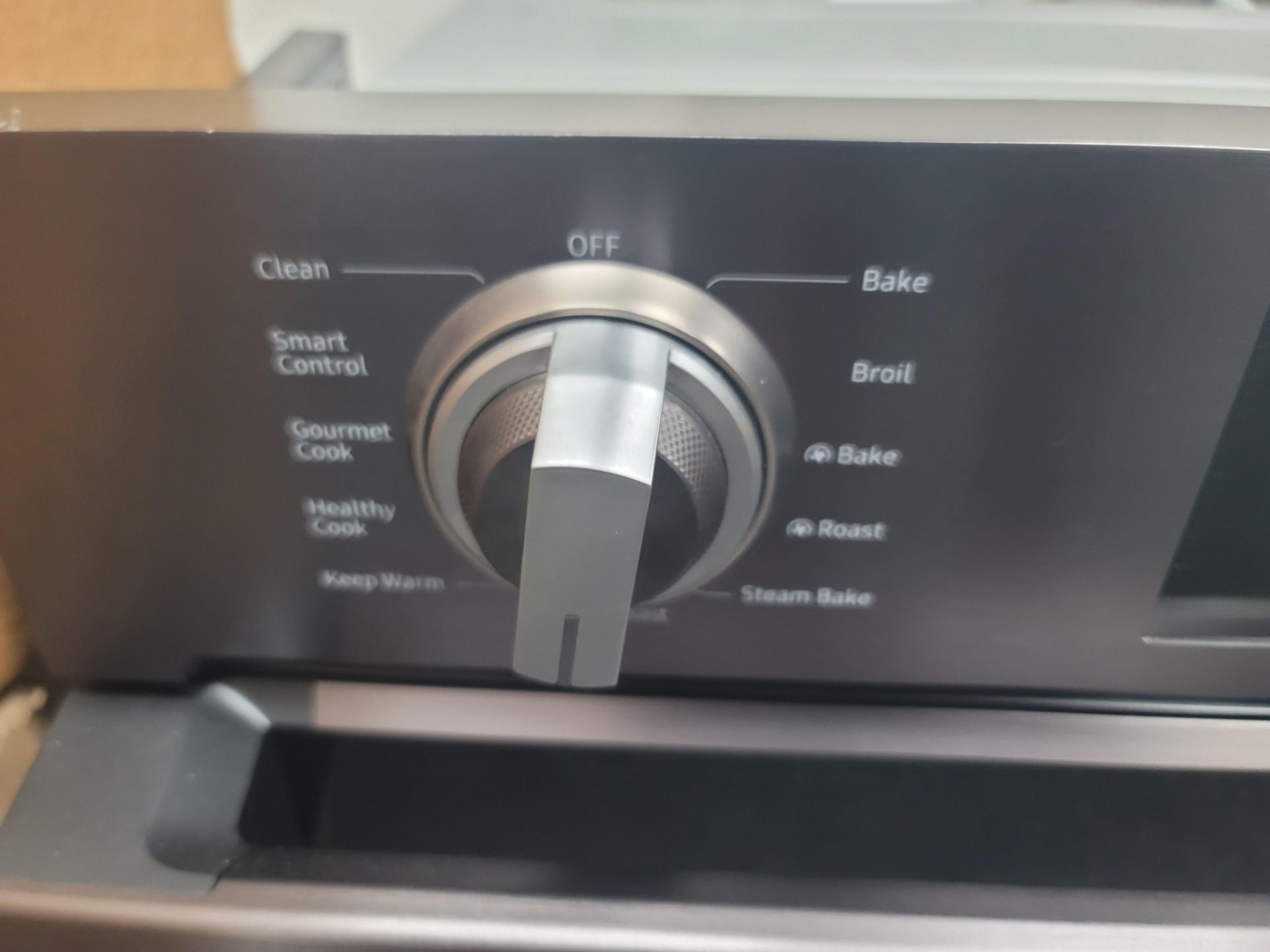 SAMSUNG 30" SINGLE ELECTRIC WALL OVEN W/ 5.1 CU. FT. CAPACITY IN STAINLESS STEEL, MODEL NV51K7770SG - Image 2 of 4