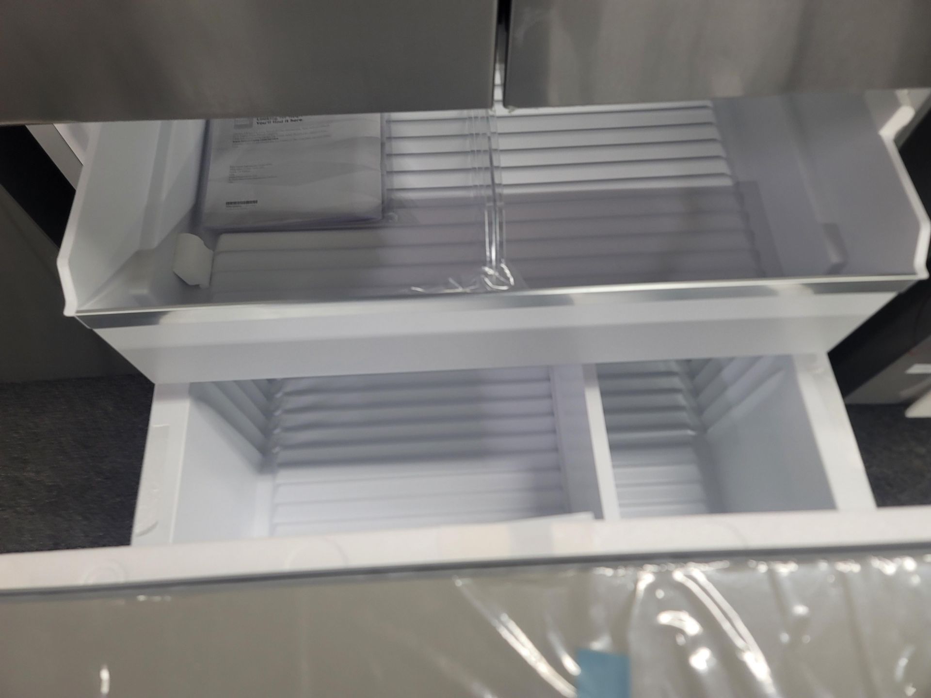 BOSCH 500 SERIES 36" SMART FREESTANDING FRENCH DOOR 18 CU. FT. REFRIGERATOR / 8 CU. FT. FREEZER / 26 - Image 3 of 4