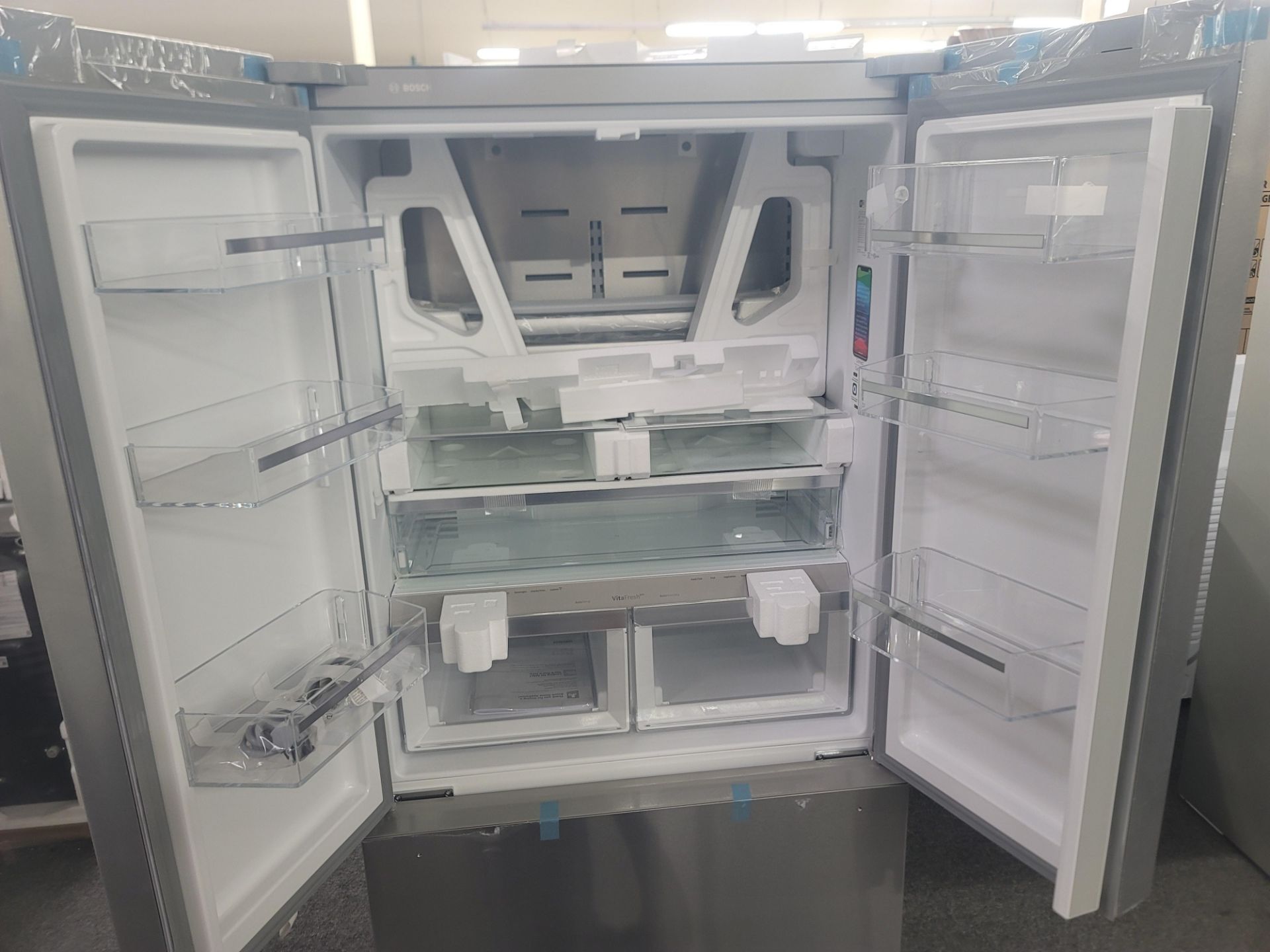 BOSCH 800 SERIES 36" SMART COUNTER DEPTH FRENCH DOOR 15 CU. FT. REFRIGERATOR / 6.0 CU. FT. FREEZER / - Image 2 of 4