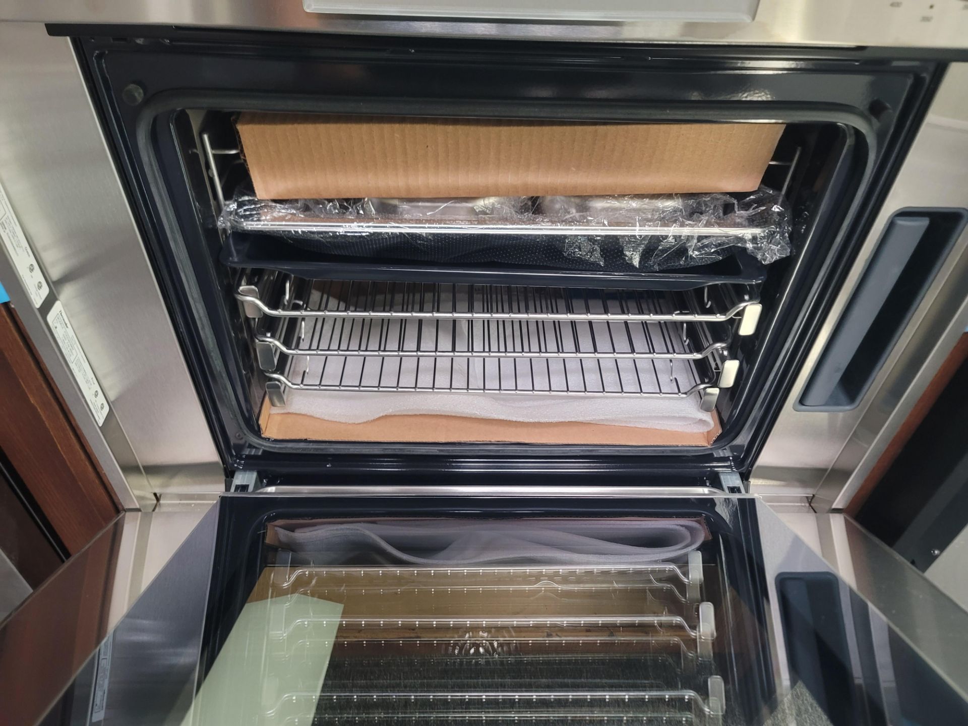 THERMADOR PROFESSIONAL SERIES 30" SINGLE ELECTRIC WALL OVEN W/ 2.8 CU. FT. CAPACITY IN STAINLESS - Image 2 of 3