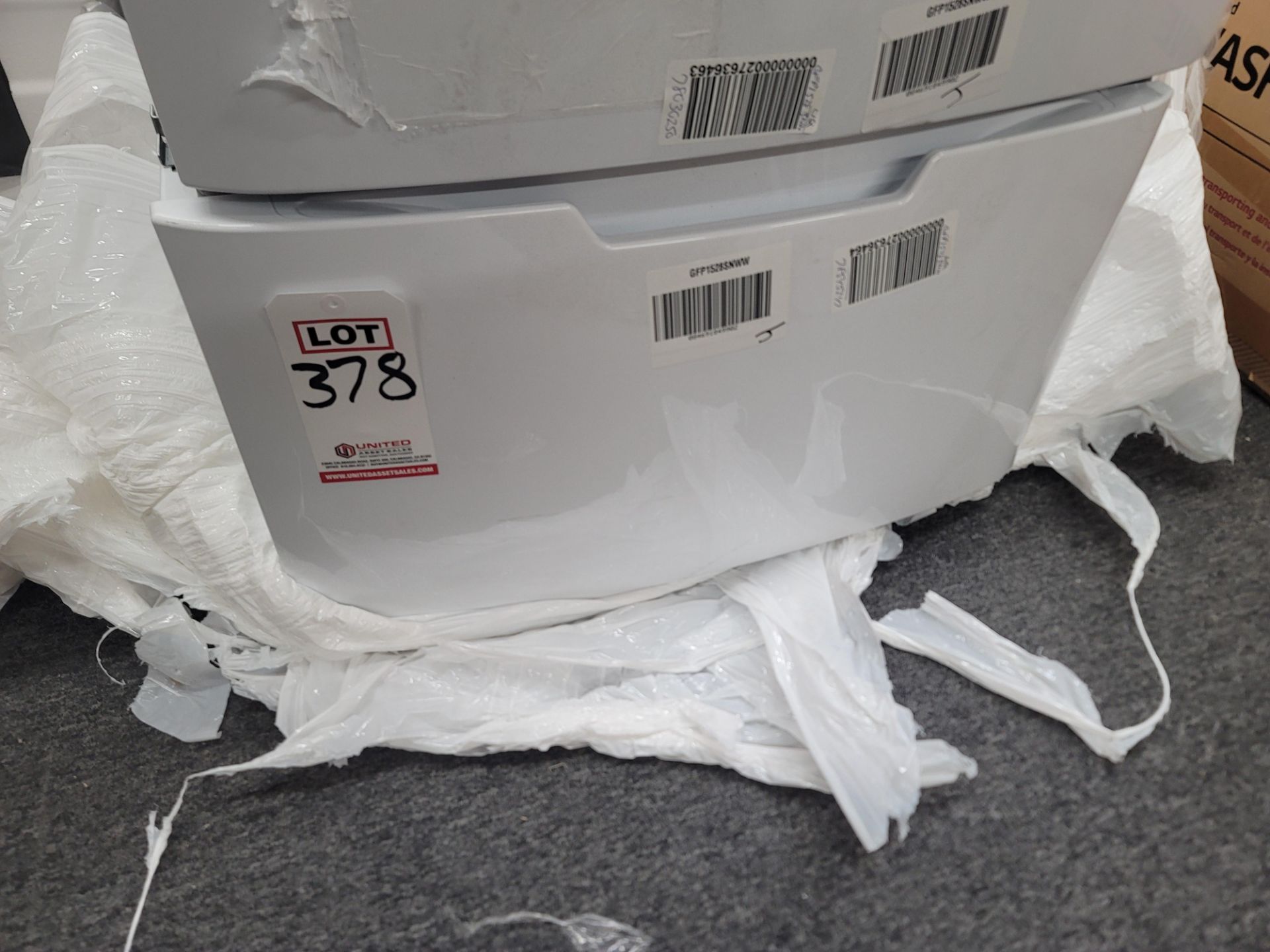 GE 28" LAUNDRY PEDESTAL W/ 16" HT, IN WHITE, MODEL GFP1528SNWW