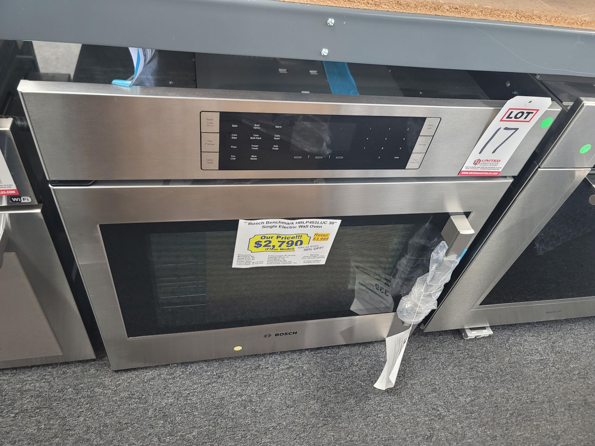 BOSCH BENCHMARK 30" SINGLE ELECTRIC WALL OVEN W/ 4.6 CU. FT. CAPACITY IN STAINLESS STEEL, MODEL