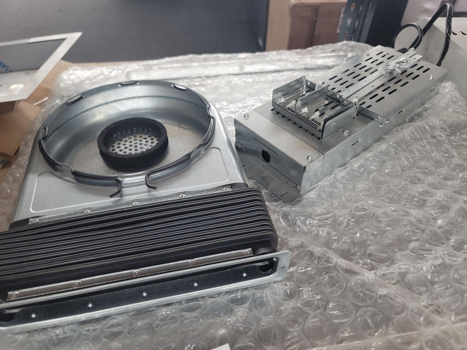 THERMADOR 36" WALL MOUNT CONVERTIBLE DOWNDRAFT VENTILATION, MODEL UCVP36RS - Image 2 of 2