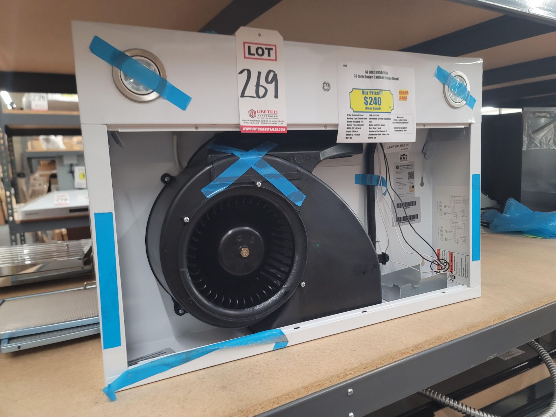 GE 30" UNDER CABINET RANGE HOOD IN WHITE, MODEL JVX5305DJWW, (NOTE: FACE EDGE IS DENTED)