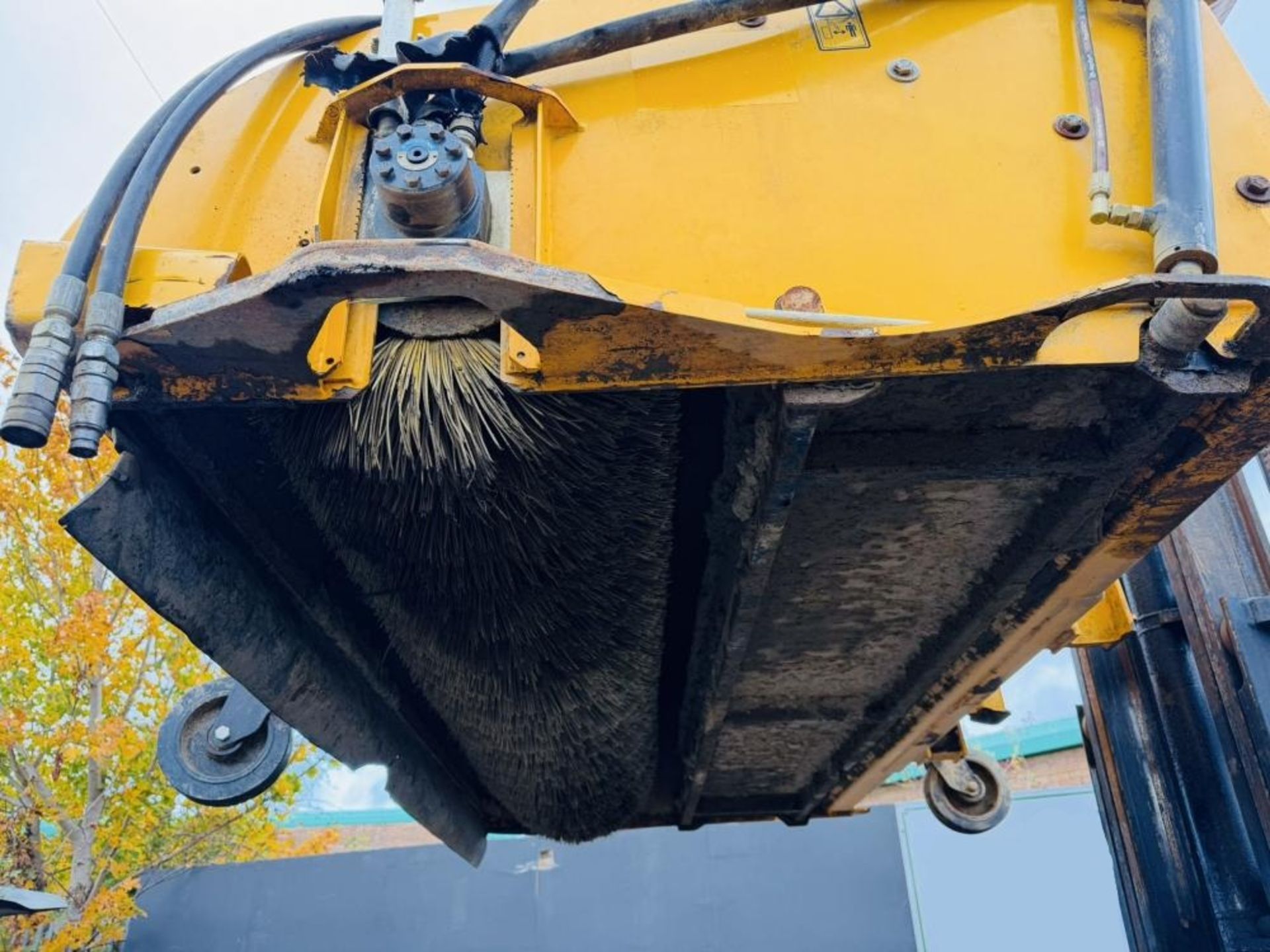 JCB HYDRAULIC SWEEPER*C/W CARRIER HEADSTOCK* - Image 9 of 9
