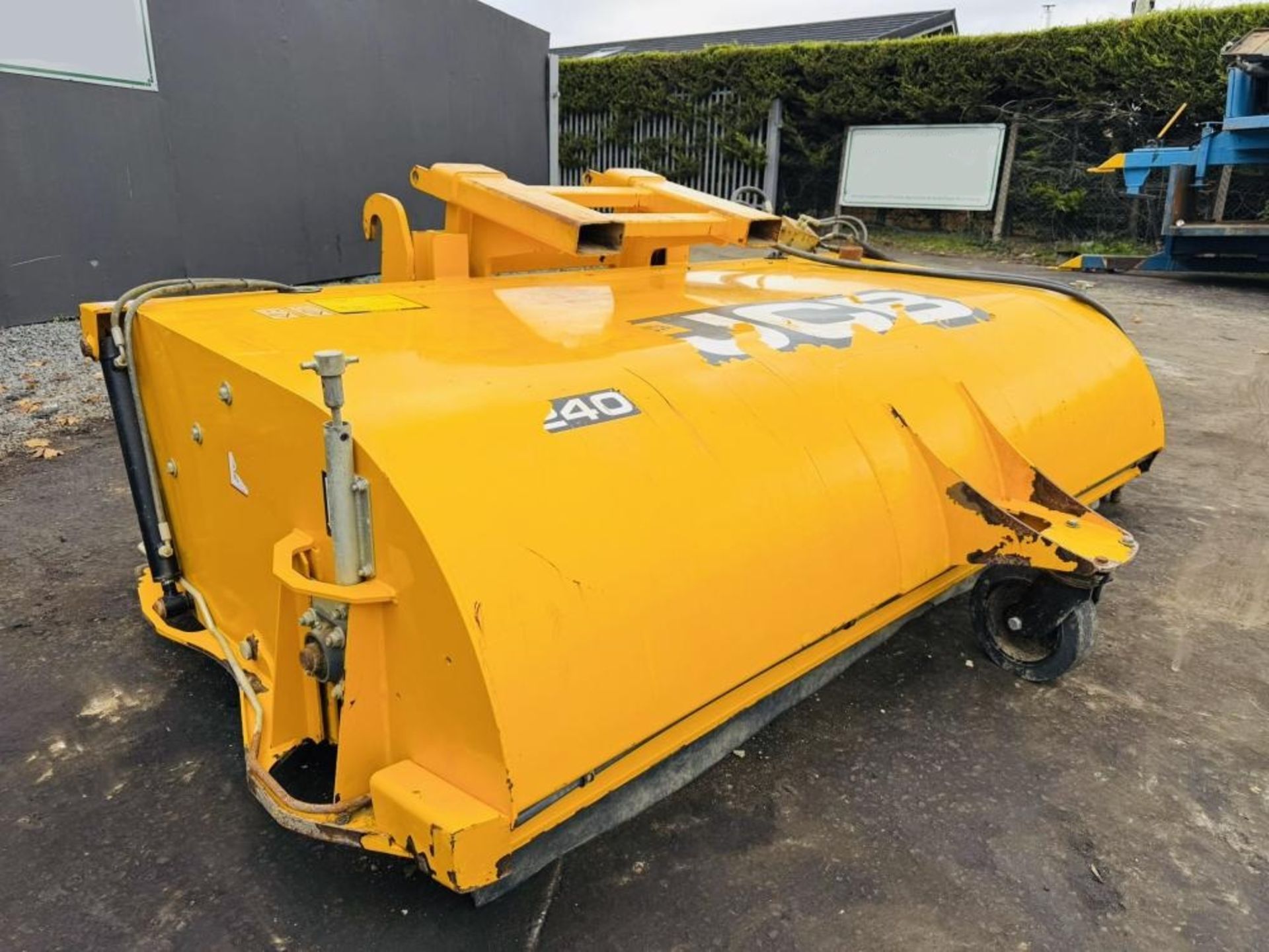 JCB HYDRAULIC SWEEPER*C/W CARRIER HEADSTOCK* - Image 3 of 9