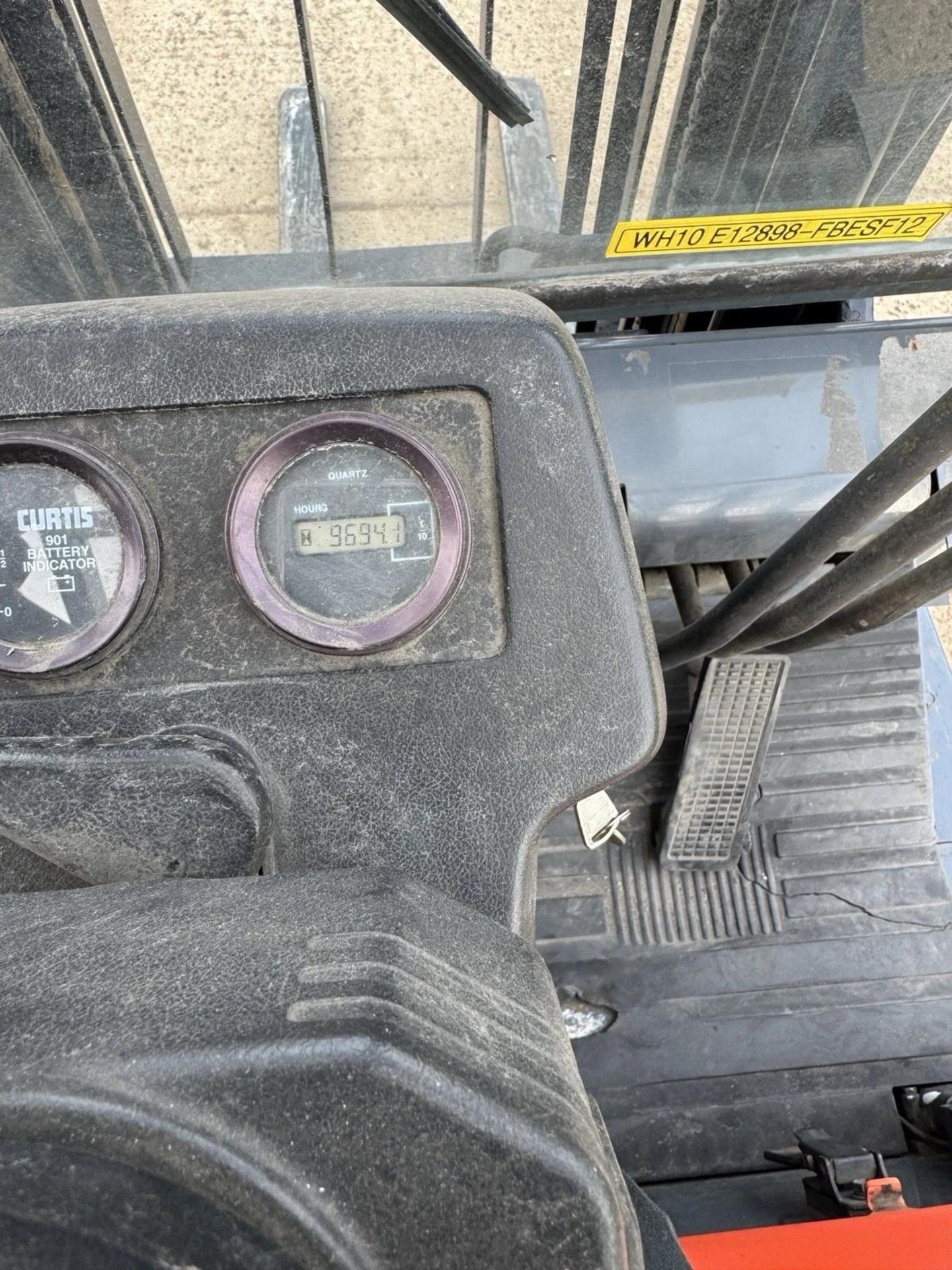 TOYOTA 1.2 TONNE ELECTRIC FORKLIFT TRUCK *12% BP* - Image 3 of 4