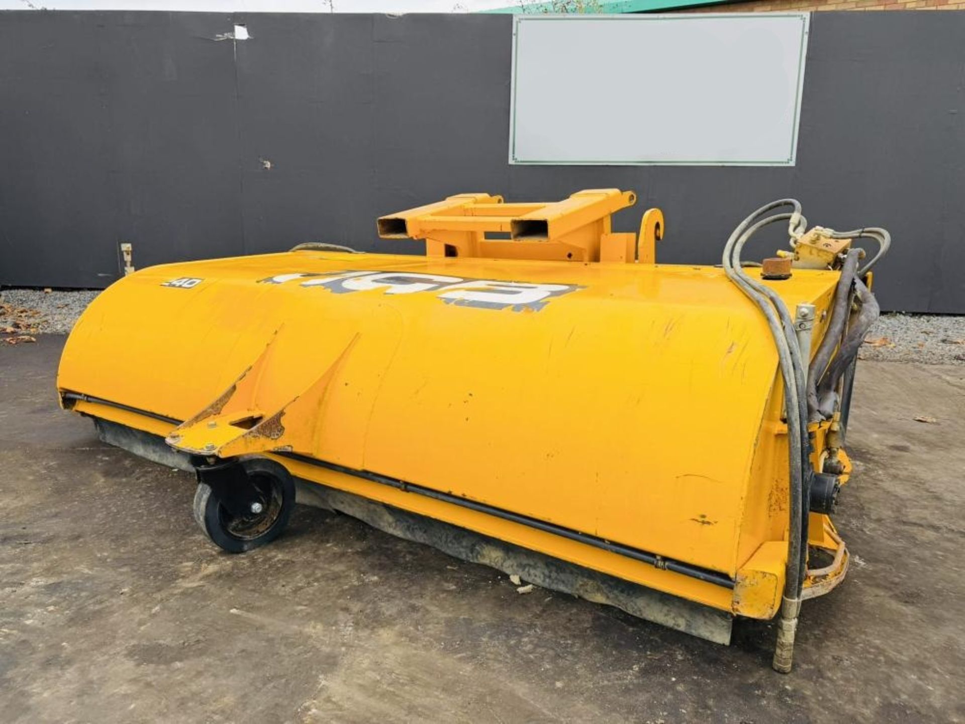 JCB HYDRAULIC SWEEPER*C/W CARRIER HEADSTOCK*