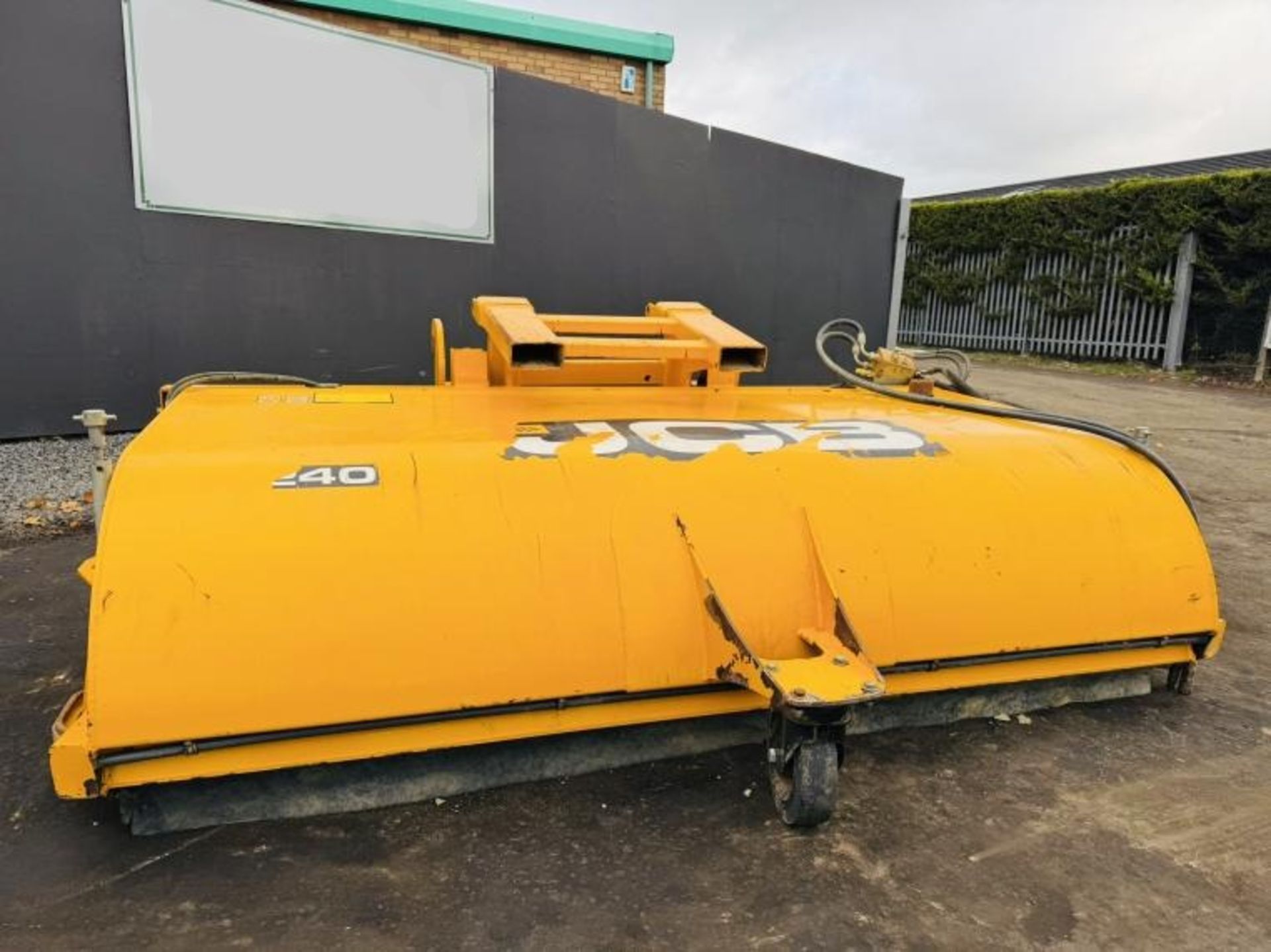 JCB HYDRAULIC SWEEPER*C/W CARRIER HEADSTOCK* - Image 2 of 9