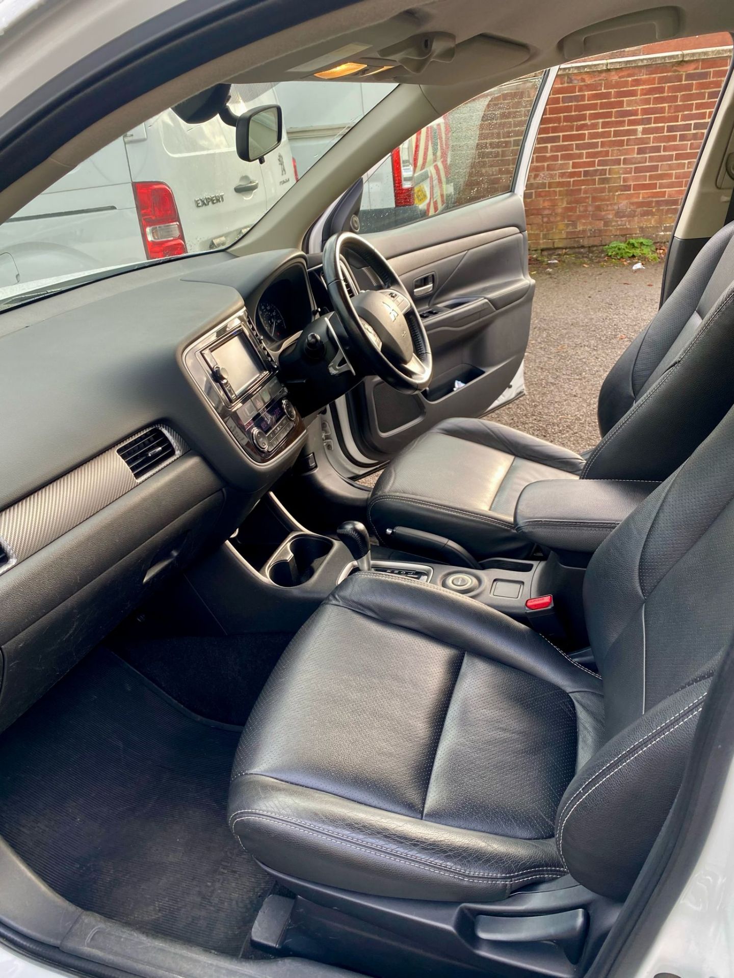 2015 MITSUBISHI OUTLANDER GX3 DI-D AUTO SUV BRILLIANT WHITE *AROUND 76K MILES* FULL LEATHER* - Image 11 of 19
