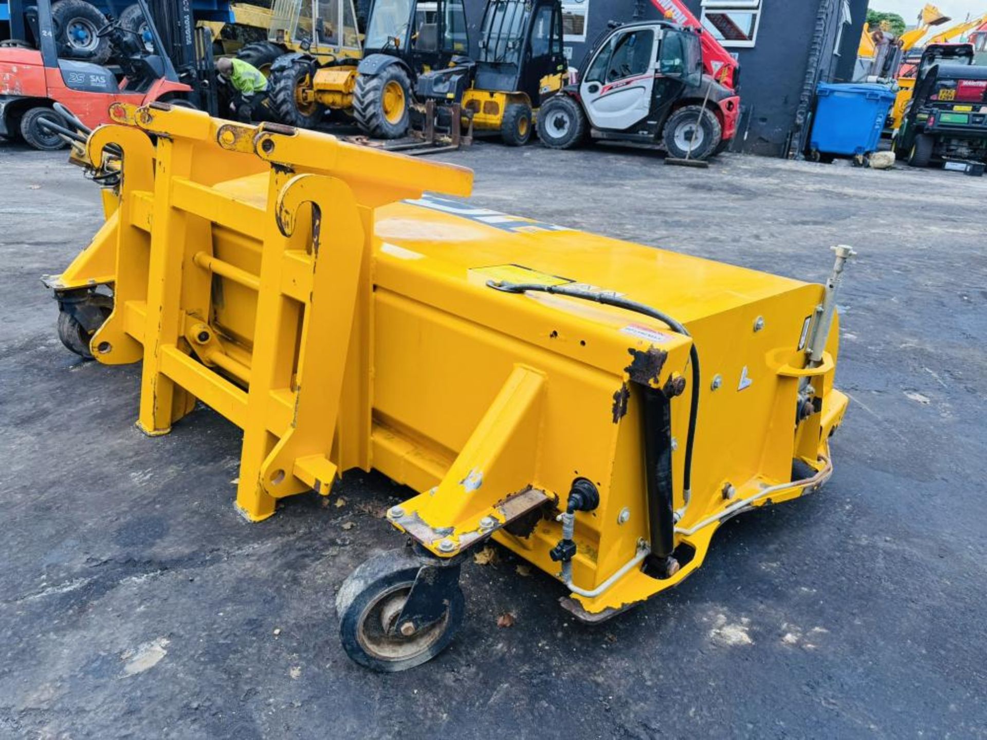JCB HYDRAULIC SWEEPER*C/W CARRIER HEADSTOCK* - Image 4 of 9