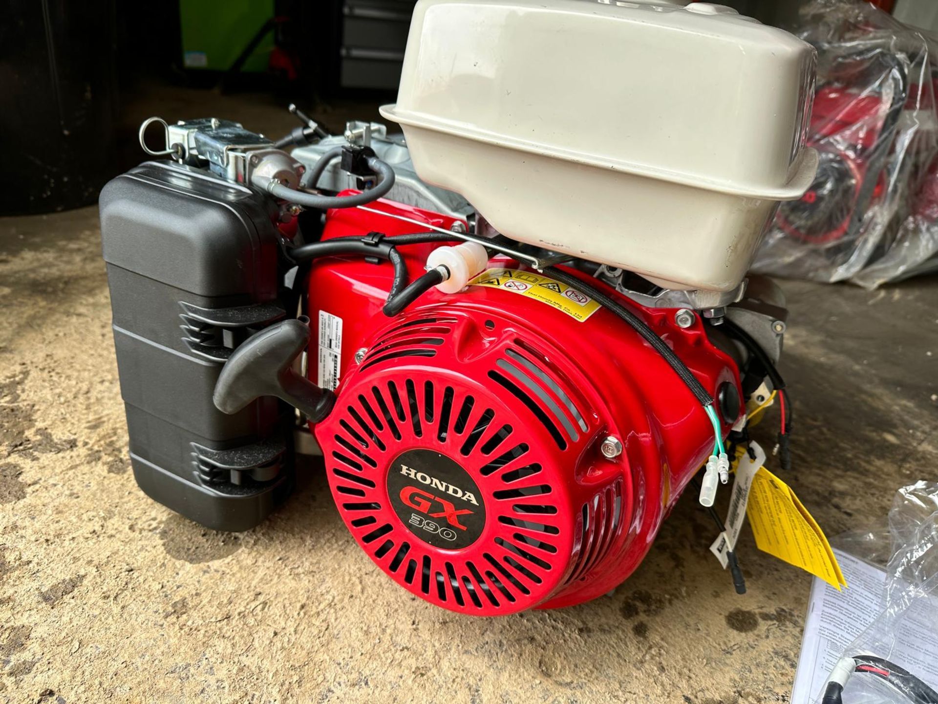 NEW/UNUSED HONDA GX390 ELECTRIC START PETROL ENGINE - 7 AVAILABLE - NO VAT - Image 5 of 12