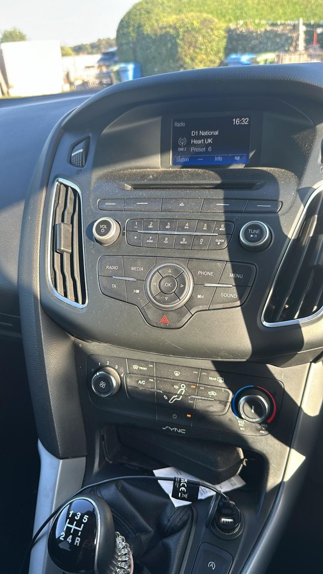 2014 / 64 FORD FOCUS ZETEC HATCHBACK - 999CC PETROL - MANUAL - Image 10 of 11