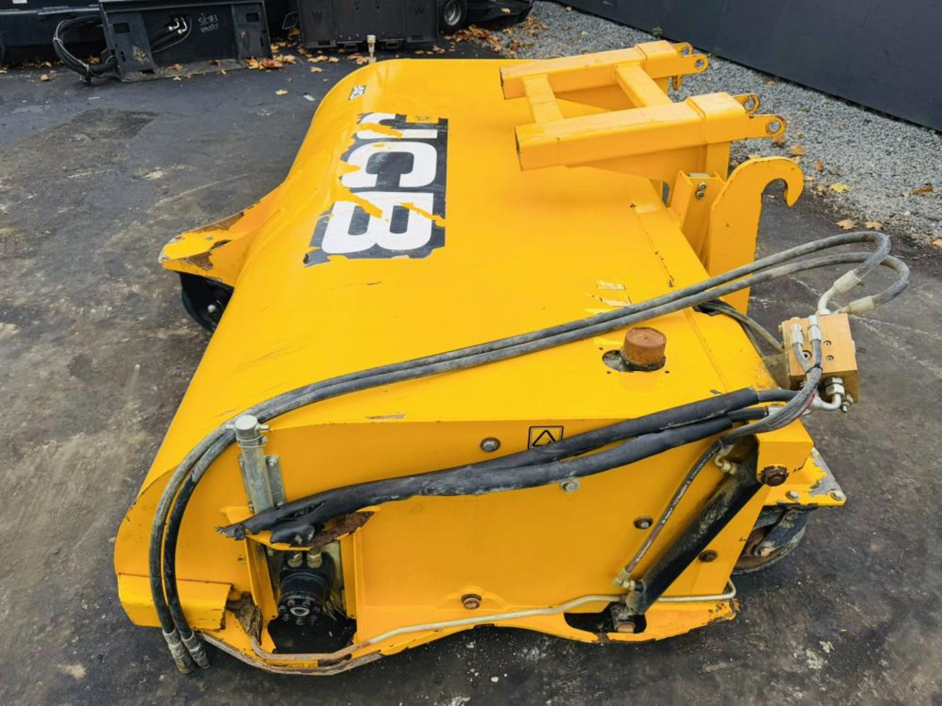 JCB HYDRAULIC SWEEPER*C/W CARRIER HEADSTOCK* - Image 7 of 9