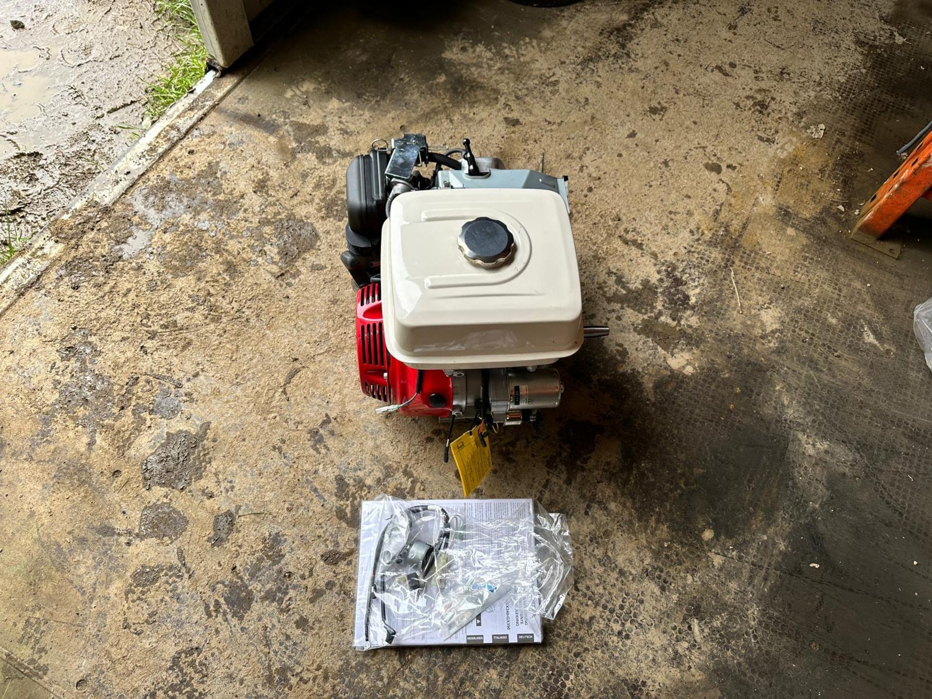 NEW/UNUSED HONDA GX390 ELECTRIC START PETROL ENGINE - 7 AVAILABLE - NO VAT - Image 10 of 12