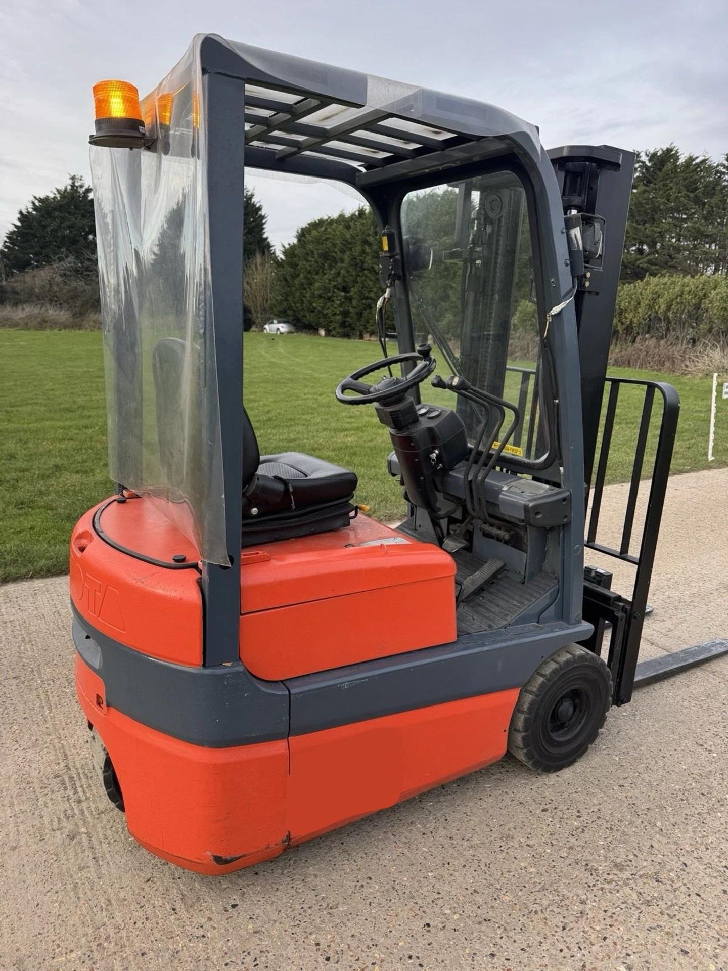 TOYOTA 1.2 TONNE ELECTRIC FORKLIFT TRUCK *12% BP* - Image 2 of 4