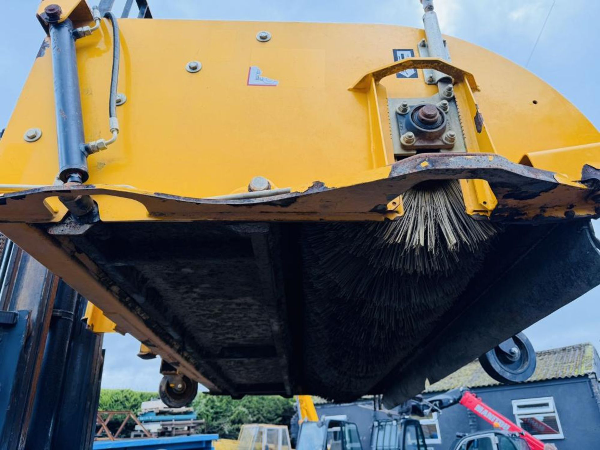 JCB HYDRAULIC SWEEPER*C/W CARRIER HEADSTOCK* - Image 8 of 9
